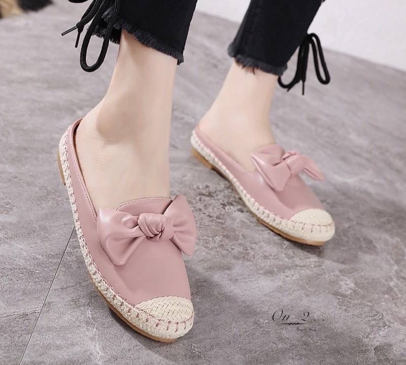 รองเท้าคัชชูหนังเปิดส้นหน้าประดับโบขอบปอถัก งานน่ารัก หนังดีหนังนิ่ม พื้นบุนุ่มใส่สบาย ใส่แล้วสวย สวมสบาย กำลังดี เหมาะกับเท้าทุกทรง มีสีสวย เก๋ ถนอมเท้า ถนอมส้นใส่งานทางการ หรืองานไหนก็ใส่ได้หมดค่ะ