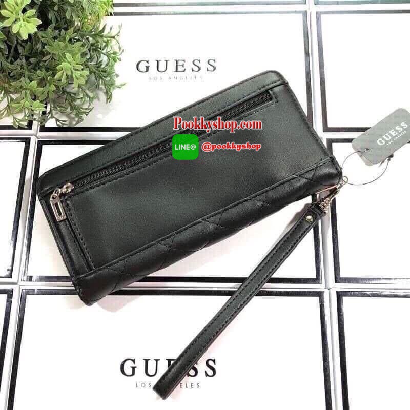 GUESS WOMEN'S 2019 LONG WALLET กระเป๋าสตางค์ใบยาวหนังนิ่มสวยมากค่ะ ตกแต่งด้วยการเย็บลายตารางสวยหรู เปิดปิดด้วยซิปมาพร้อมสายคล้องมือถอดแยกได้ ด้านหน้าประดับโลโก้แบรนด์ ด้านหลังมีช่องซิป หัวซิปแบรนด์ทุกจุด ภายในมีช่องใส่ธนบัตรแบงก์พัน ช่องซิปกลางและช่อ