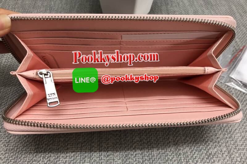 New arrival. LYN ALESSIA LONG WALLET BAG พร้อมส่งรุ่นใหม่ล่าสุดปี 2018 ค่ะ!!! กระเป๋าสตางค์ใบยาวซิปรอบ ตัวกระเป๋าปักหมุดกลมทรงข้าวหลามตัด เก๋มากๆค่ะ เปิดปิดกระเป๋าแบบซิป ภายในแบ่งสามช่อง มีช่องซิปกลาง ช่องหน้าหลังใส่ธนบัตร มือถือพวก iphon ได้ และช่องเสียบ