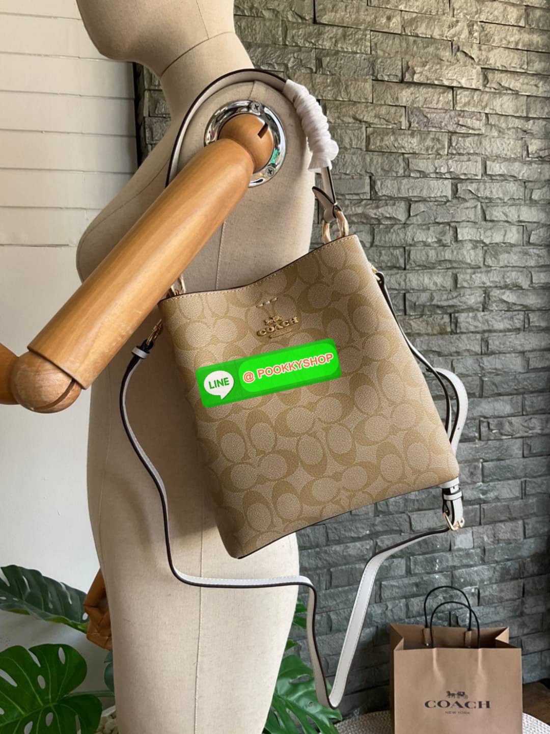 COACH SMALL TOWN BUCKET BAG IN SIGNATURE CANVAS รุ่น 2312 Collection บักเก็ตคลาสสิค รุ่นยอดนิยม กำลังมาแรงมากๆ กระเป๋าสะพายไหล่ และ Cross Body วัสดุหนังแคนวาสอย่างดี มาพร้อมสายสะพายสะพายไหล่ถอดออกไม่ได้ / สายสะพายยาว สายถอดออกได้ มี 3 ช่องใช้งาน