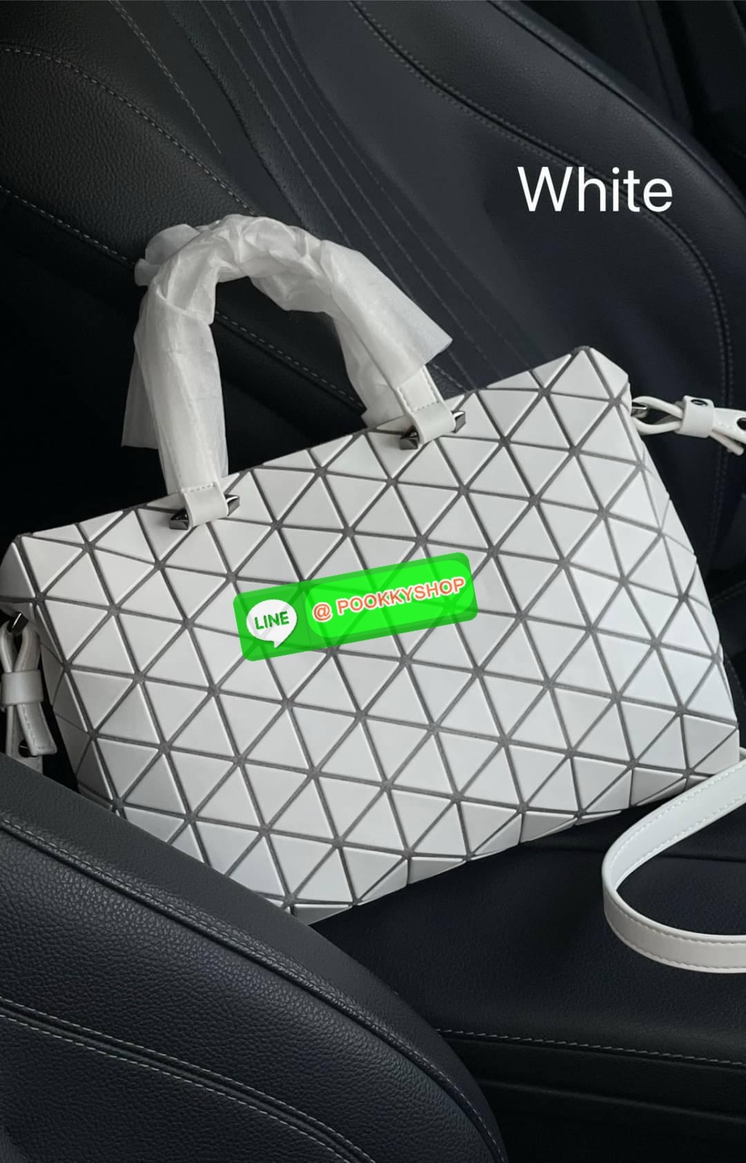 *Small BAO BAO ISSEY MIYAKE TONNEAU เป็น ซีรีย์ที่มีเอกลักษณ์เฉพาะตัว ด้วยแผ่นสามเหลี่ยมที่มีสัญลักษณ์เท่ากันทุกด้าน และยังผสมผสานงานดีไซน์ อันสง่างามเท่ากับฟังก์ชั่น การใช้งานสุดพิเศษ โดยมีจุดเด่นที่ซิปด้านบน สำหรับเปิดปิดและมีสายสะพายไหล่ ที่สามารถถอดออ