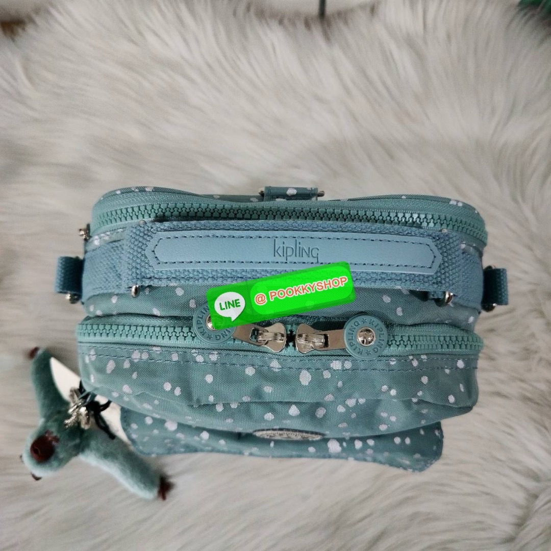 KIPLING Cand 2 ways backpack กระเป๋าถือหรือสะพายข้าง ขนาดกลาง วัสดุ Polyester 100% -ด้านหน้ามี 2 ช่องซิป -ช่องหลักโล่งกว้าง ใส่ของได้เยอะสุดๆ พร้อมช่องซิปและช่องแยกด้านข้างให้แยกของได้เป็นระเบียบมากขึ้น สามารถติใส่กระเป๋าสตางค์ใบยาวได้ มาพร้อมสายคล้องพวงก