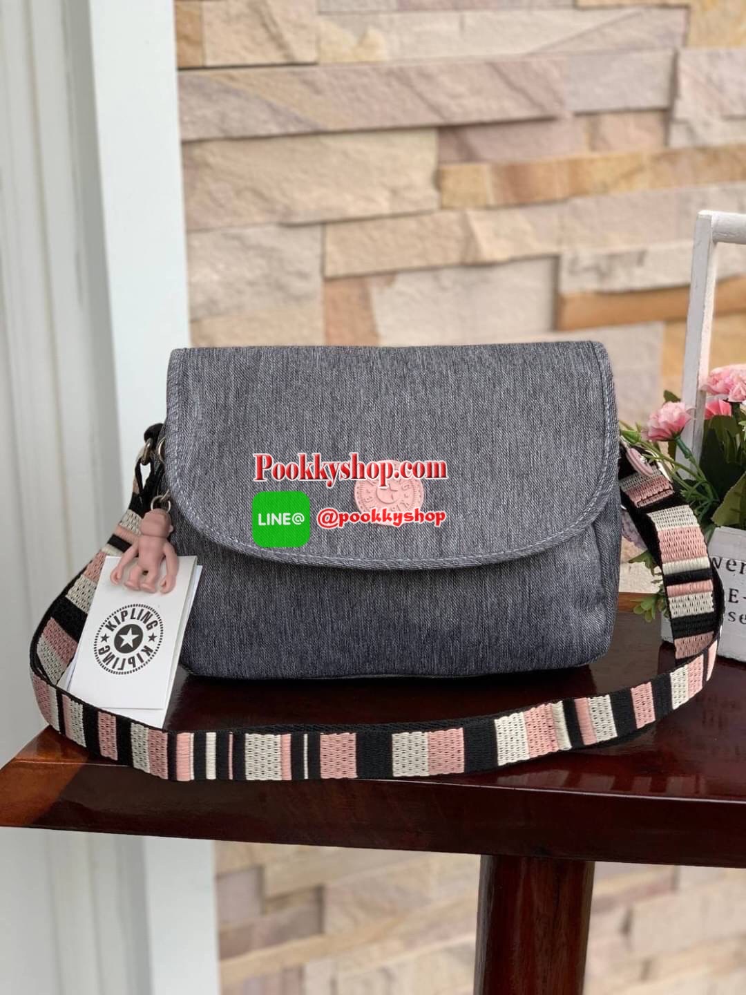 Kipling Cayleen Shoulder CrossbodyBag กระเป๋าสะพายที่สะพายได้ทั้งสายคู่และสายเดี่ยว เปืดปืดด้วยกระดุมแม่เหล็ก และซิปภายใน วัสดุpolymide100% น้ำหนักเบา สามารถใส่มินิไอแพค กระเป๋าสตางค์ยาวได้ ขนาดกลาง มีช่องซิปใช้งานทั้งภายในและภายนอก มีช่องใส่ของจุกจิก สะด