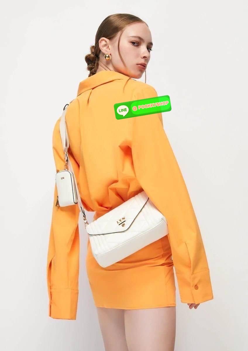 กระเป๋า Lyn สะพายข้าง คอลเล็คชั่นใหม่ มีใบลูกด้วยนะคะ สายสะพาย sport สามารถปรับระดับได้ค่ะ ด้านในใบแม่แบ่งเป็น 2 ช่องใช้งาน