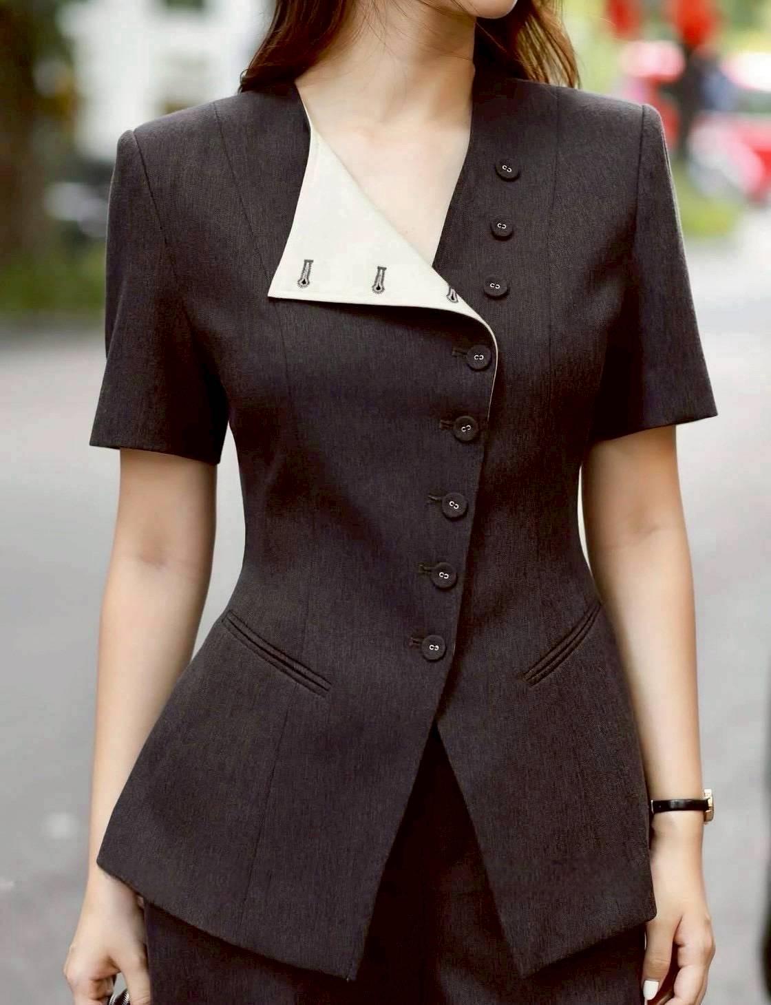 เซ็ตเสื้อมีแขนสีดำ ดีเท็ลแต่งกระดุม สามารถใส่ได้ถึง 2 แบบ มาคู่กางเกงขากระบอกตีเกร็ดยาวด้านหน้า สวย สง่า เฟียสๆ แกรมๆ ได้ไม่ซ้ำใคร ต้องมีเลยค่า