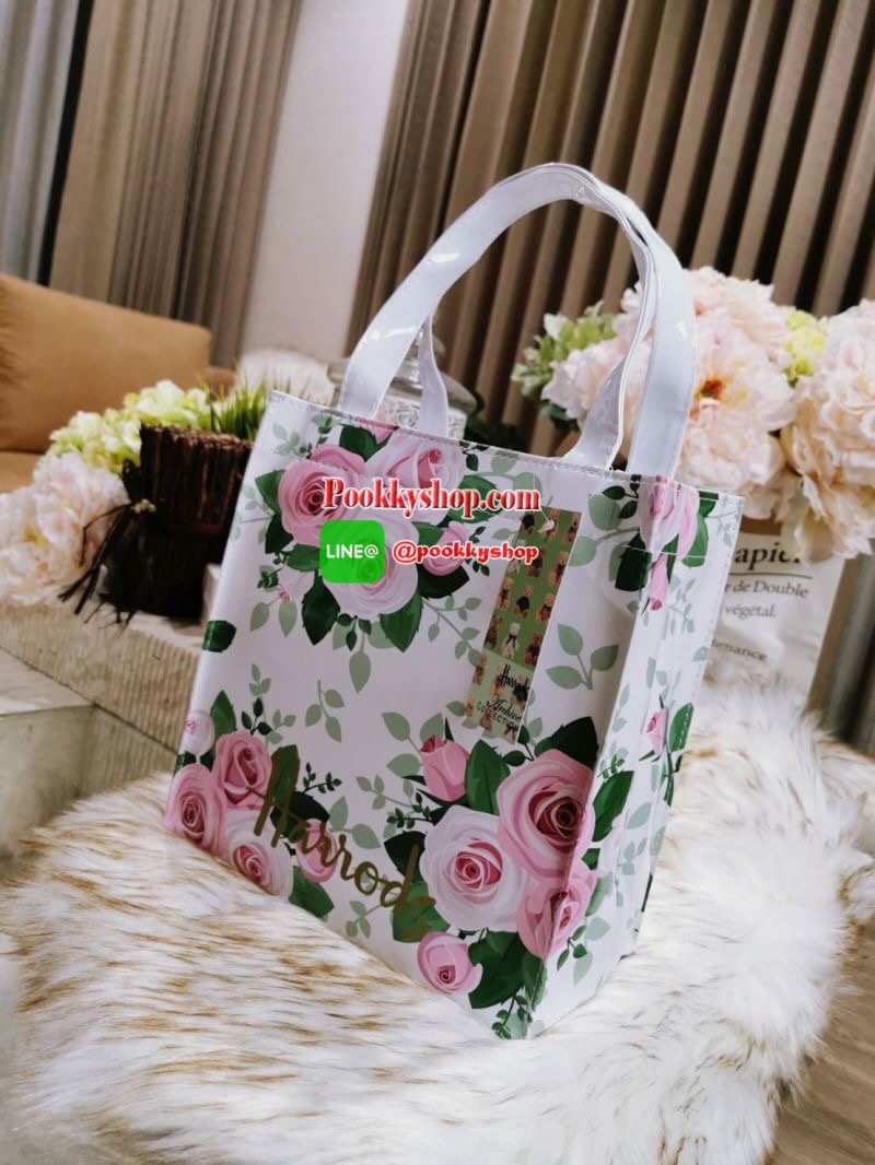 ลายนี้เข้าแล้วนะคะ! พร้อมส่งไอเท็มยอดนิยม! Harrods London Top-handle Shopping Bag กระเป๋า Shopping แบรนด์ดังจากอังกฤษรุ่นยอดนิยมวัสดุ PVC+Polyester 100% ของแท้เนื้อหนาอยู่ทรงกันน้ำ ขนาดกำลังดี น้ำหนักเบา เปิดปิดด้วยซิปสะดวกใช้หัวซิปปั้มโลโก้แบรนด์อะไหล่เง