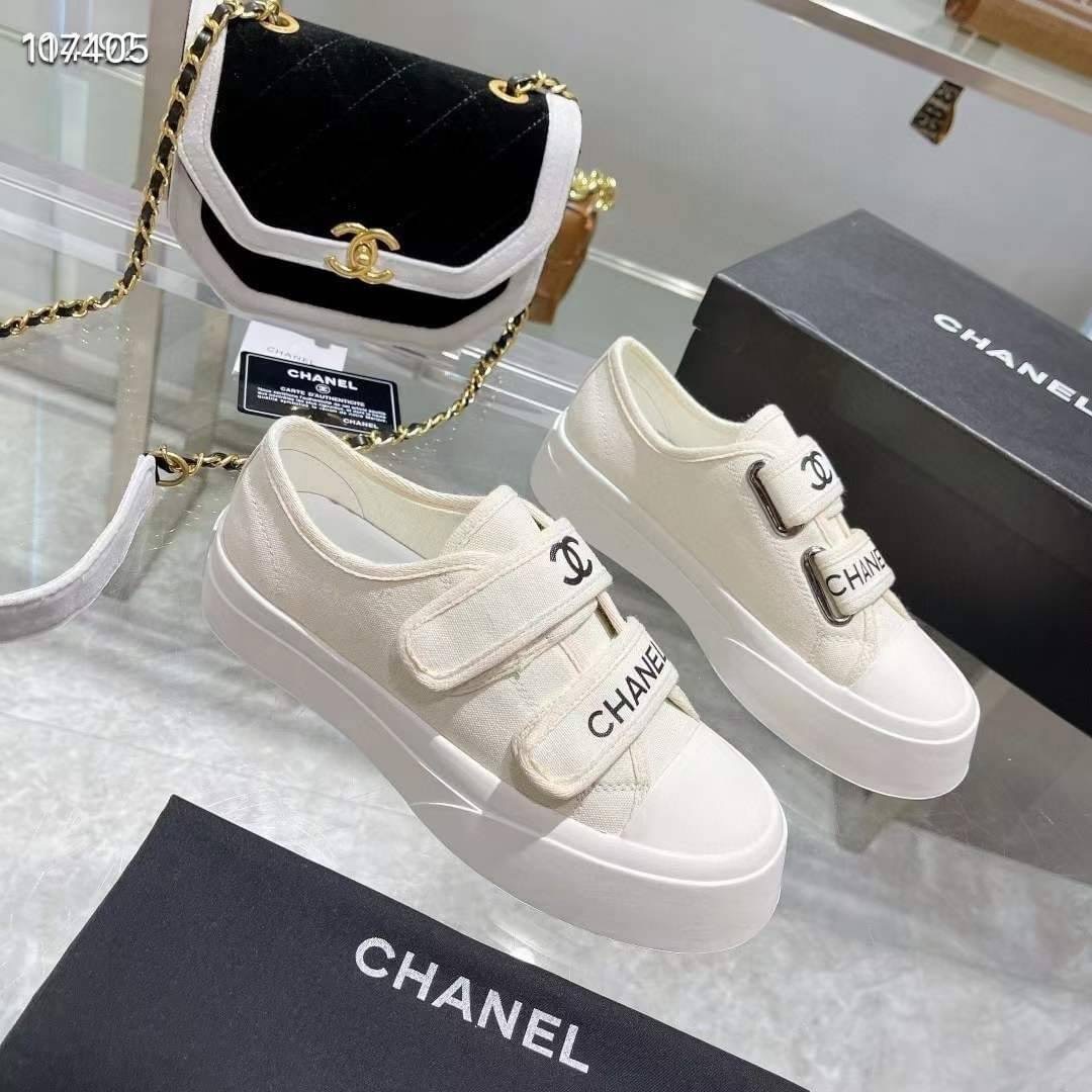 รุ่นใหม่ล่าสุดชนช็อปเลยจ้า รุ่นนี้ลุคคุณหนู hiso เลยจ้า รองเท้าผ้าใบแบรนด์ CHANEL แต่งสายคาดโลโก้แบรนด์ ใส่สวยหรูสุดๆค่ะ ลุคสป็อตเท่ๆค่ะ งานมีโลโก้แบรนด์ทุกจุด ตามแบบต้นฉบับคะ งานลุคคุณหนูใส่สบาย แมทชุดง่ายเลยจ้า