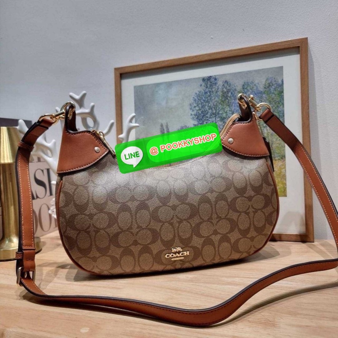 COACH CI791 MARA HOBO IN SIGNATURE CANVAS 🔆 Details รุ่นใหม่ พร้อมสีใหม่ก่อนใคร กับกระเป๋าสะพายทรงโฮโบ ใบใหญ่จุใจ ดีไซน์ออกมาให้รูปทรงดูหรู สุดพิเศษที่มีสายสะพายมาให้ถึง 2 แบบ เป็นสายสั้นสำหรับสะพายไหล่ และสายยาวสำหรับสะพายข้าง สามารถสลับใช้ได้ตาม