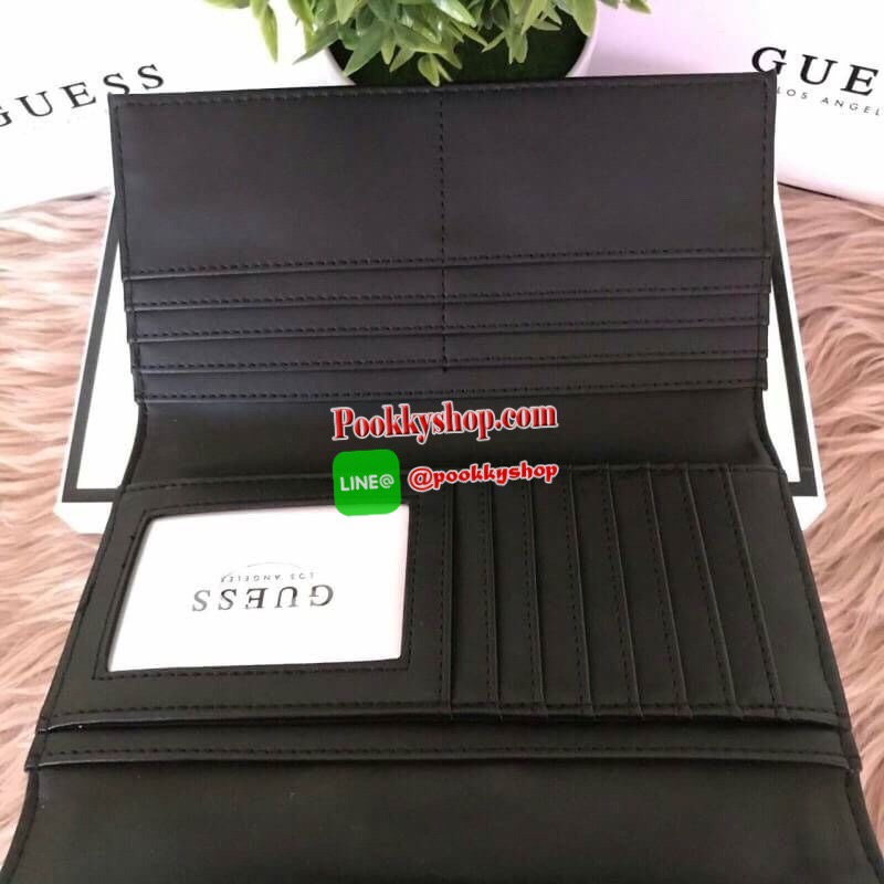Guess leather wallet กระเป๋าสตางค์ใบกลาง ด้านหน้าแต่งโลโก้แบรนด์โลหะสวยหรูลายซิกเนเจอร์ของแบรนด์ ภายในมีช่องใส่ธนบัตร บัตรต่างๆ ช่องใส่รูป มีช่องยาว 3 ช่อง ใส่ธนบัตร ด้านหลังมีช่องซิปใส่เหรียญ ปิดเปิดใช้งานสะดวก ถือถนัดมือ ขนาดกำลังพอเหมาะ ดีไซร์หรูสวยงาม