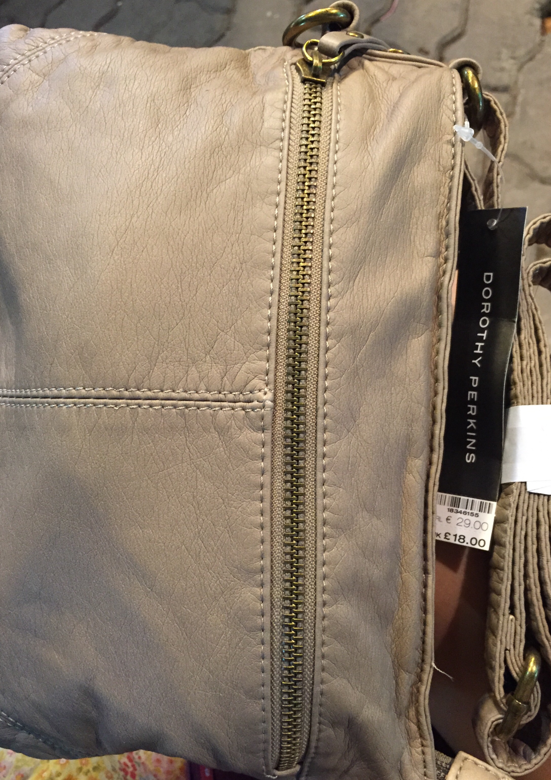 กระเป๋าหนัง กระเป๋าสะพายข้าง แบรนด์ หรู Dorothy Perkin สีเทา หนังนุ่มหรู สายปรับระดับได้คะ Size:กว้าง26 cm/สูง 18cm/หนา 3cm