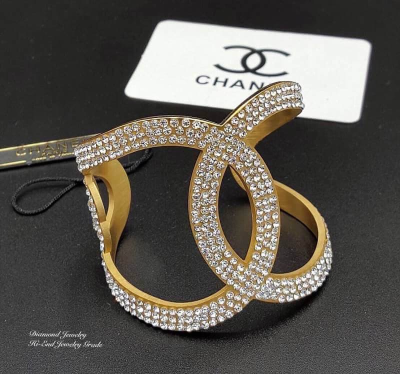 The New Collection !!!!! Chanel Cuff เพชร 3 แถว งานเกรด Super Hi-End ค่ะ สวยมากกกกก รุ่นนี้เป็นงาน stainless steel แท้ 100% ค่ะ งานมีปั๊มลึก คมกริบ ด้านในเหมือนของแท้เป๊ะๆๆๆๆ ห้ามพลาดเลยสาวๆ กำไลเป็นแบบบีบปรับไซส์ให้เข้ากับข้อมือได้ค่ะได้ค่ะ ใส่ออกมาสวยมว