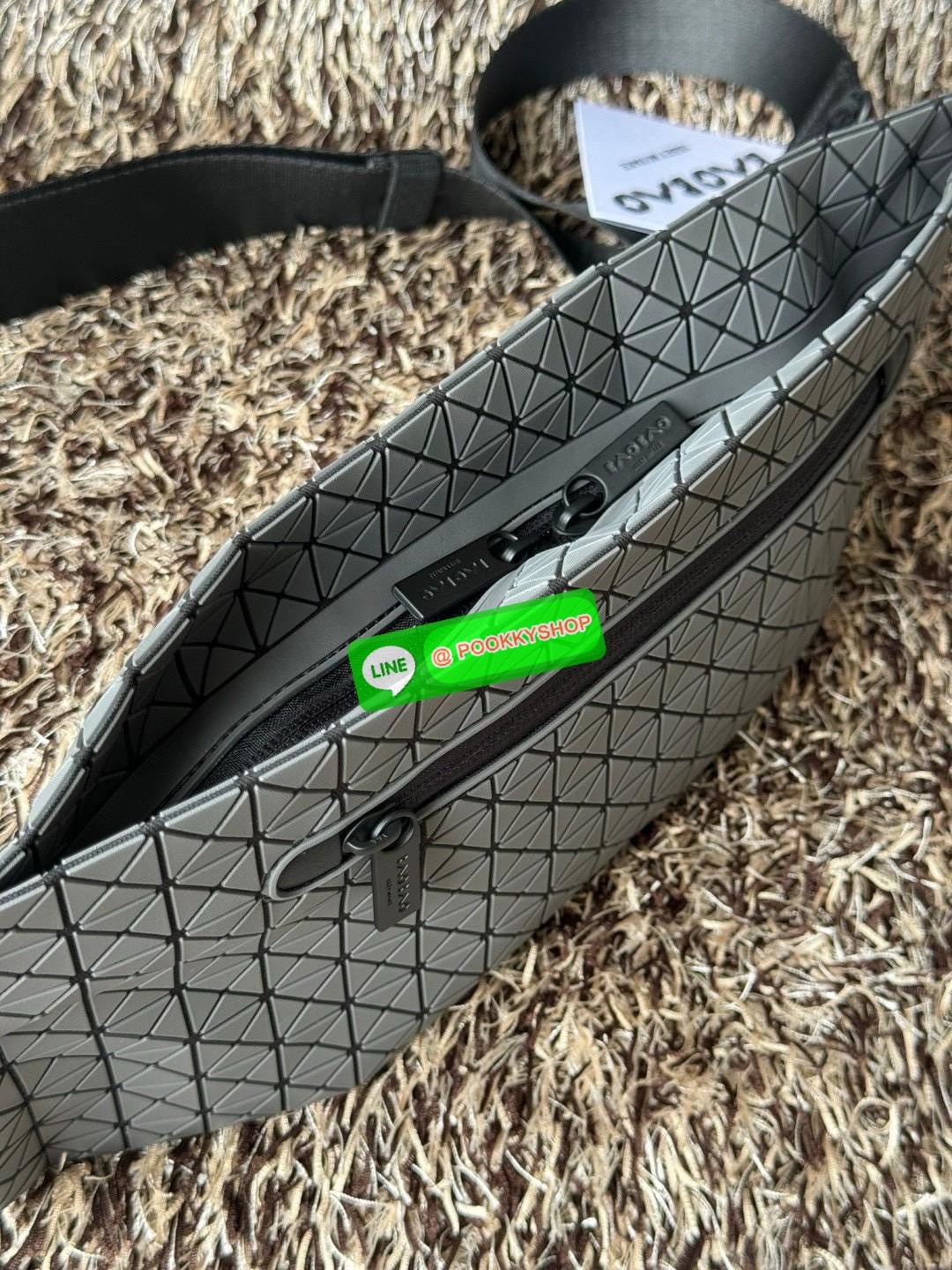 💕Baobao Issey Miyake Matte Baton Crossbody Bag เป็นกระเป๋าคาดอกที่มีดีไซน์เรียบง่ายและใช้งานได้อเนกประสงค์ มีน้ำหนักเบาแต่มีความทนทานสูงและสามารถกันน้ำได้ สายสะพายมีความแข็งแรงและปรับได้หลายระดับ จึงสามารถประยุกต์ใช้งานได้ทั้งคาดอก คาดเอวหรือสะพาย