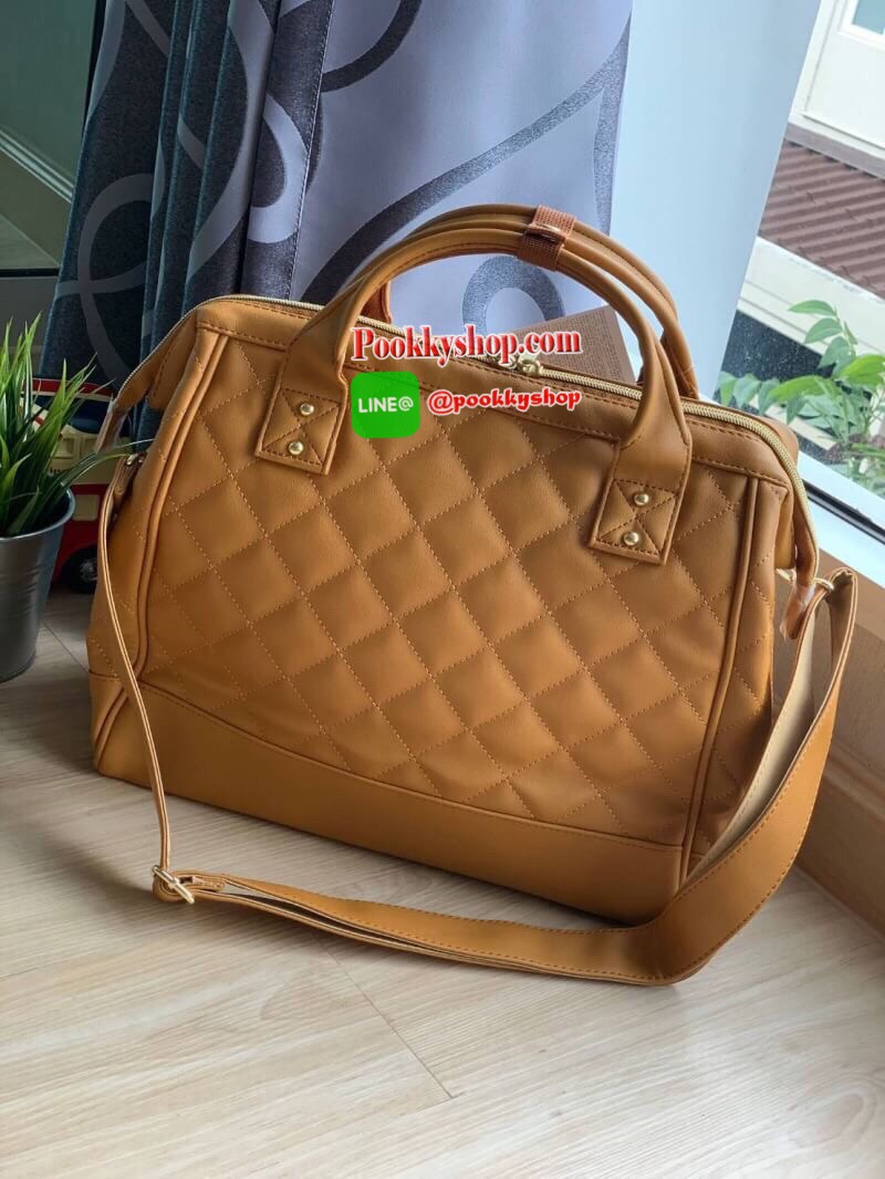 ANELLO (AH-H1862) QUILTING MOUTHPIECE 2-WAY SHOULDER BAG คอลเลคชั่นใหม่จากanello รุ่นคลาสสิค ที่ตัวกระเป๋าบุหนังpuด้วยหนังลายตารางนูนทั้งใบ ดูมีดีเทล ปากกระเป๋ายังคงมีโครงเป็นเอกลักษณ์ จะใส่โน้ตบุ้ค หรือเอกสาร สัมภาระต่างๆได้เยอะ มีช่องซิปใช้งานที่ด้านหน้