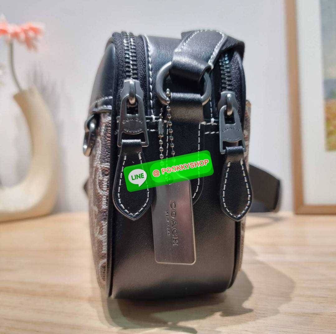 COACH CF484 GRAHAM CROSSBODY WITH COACH MONOGRAM PRINT 🔆 Details ใหม่ล่าสุด กับดีไซน์โฉมใหม่ ที่เปลี่ยนลุคไปเลย กระเป๋าครอสบอดี้ทรงยอดฮิตสุดคลาสสิค ใช้งานง่ายและสะดวก ด้านหลังมีช่องย่อย เปิด-ปิดด้วยซิปหลัก 2 ช่อง แบ่งสัดส่วน ภายในเป็นช่องโล่ง ใส่ข