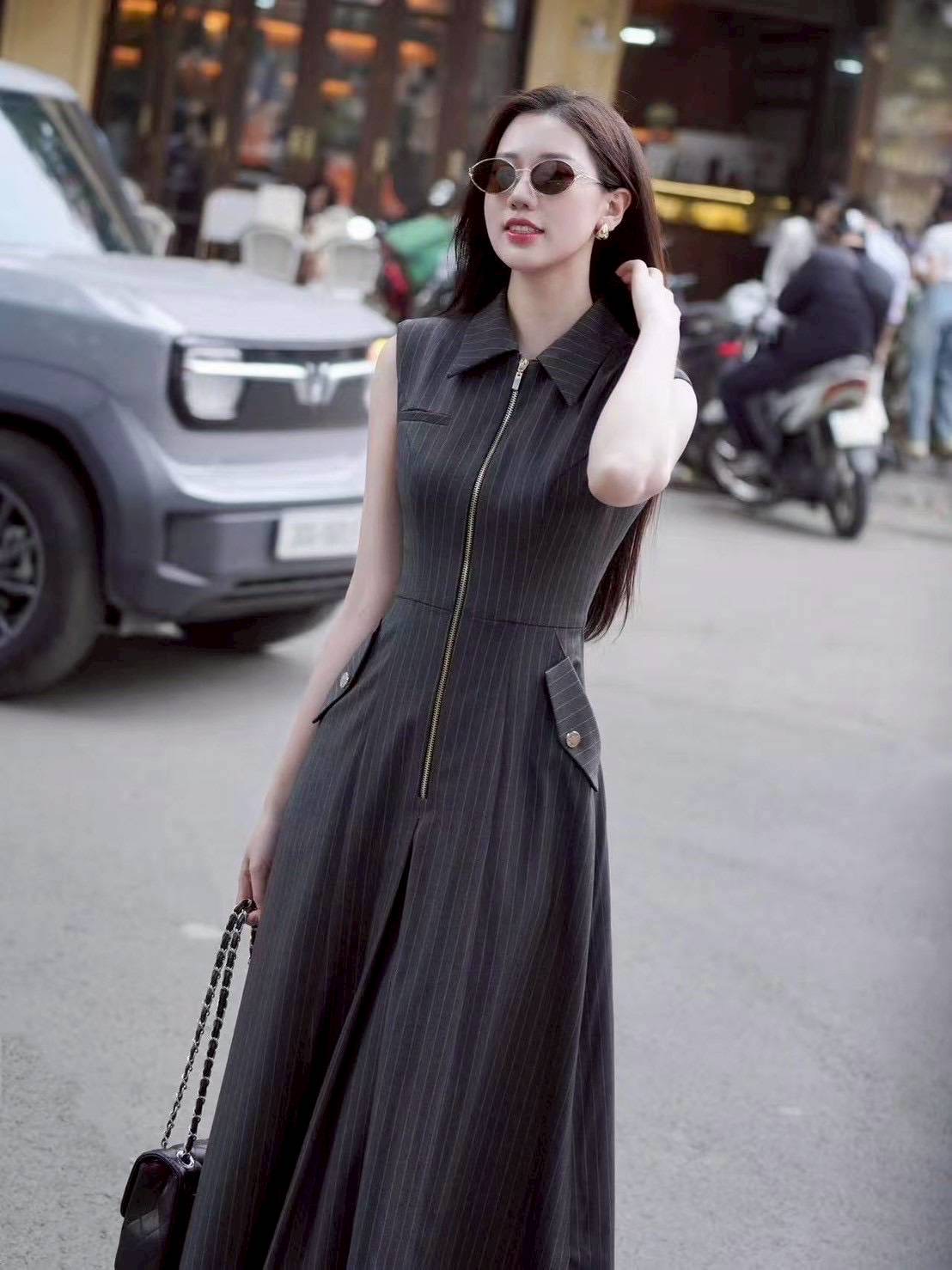 เดรสคอปกเชิ้ตตัวยาวลายทางสีดำแต่งซิปหน้าอะไหล่เงินกระเป๋าคู่ ใส่เฟียสๆ แกรมๆ ได้ไม่ซ้ำใคร ต้องมีเลยค่า