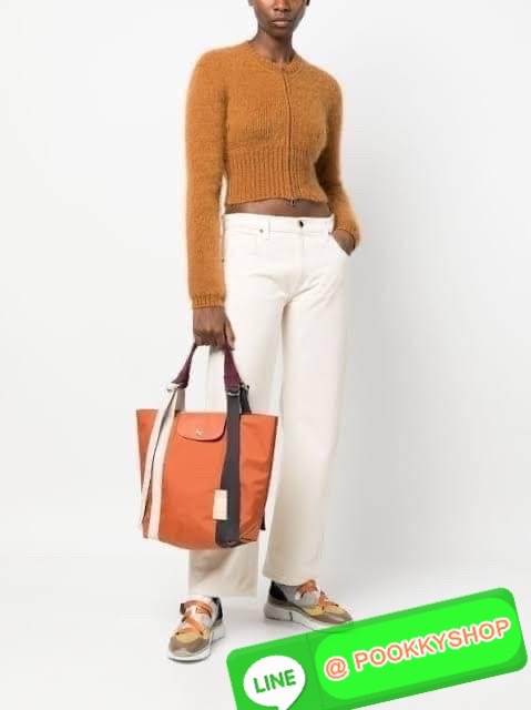 💕LONGCHAMP LE PLIAGE RE-PLAY Tote bag S เป็นอีกรุ่นที่น่าสนใจในการออกแบบ กระเป๋าโท้ทแนวตั้งที่กว้างขวางมีน้ำหนักเบา ใช้งานได้จริง ปิดด้วยกระดุมแป๊กและสามารถถือด้วยมือ สะพายไหล่ และสะพายข้างลำตัว Le Pliage Re-Play เวอร์ชันใหม่นี้ยังคงเติมชีวิตชีวา