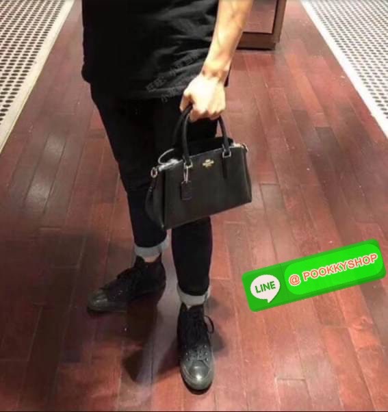 Back in stock! Best seller🔥 🌈ใครรออยู่ห้ามพลาดน๊าา หมดรอบนี้อีกนานกว่าจะเข้าอีกจ้า COACH MINI SAGE CARRYAL ((28977)) พร้อมส่งค่ะ! กระเป๋าถือ//สะพายข้าง หนังแท้ Smooth leather อย่างดี แบ่งช่องกระเป๋าเป็น3ช่อง แต่ละช่องกว้างใส่ของจุ ตรงกลางเ