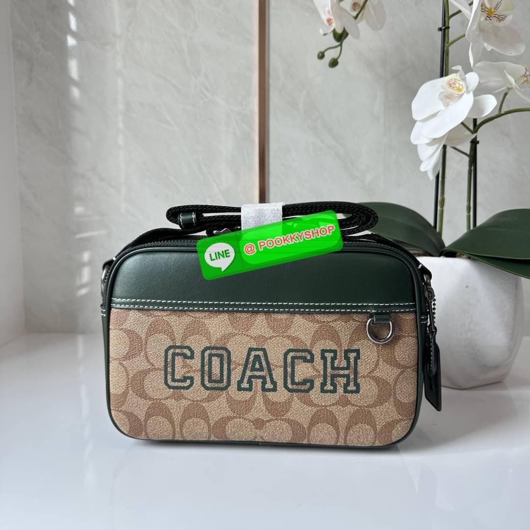 COACH GRAHAM CROSSBODY IN SIGNATURE CANVAS WITH VARSITY MOTIF STYLE (CE638) กระเป๋าสะพายข้างรุ่นUnisex สะพายได้ทั้งผู้ชายและผู้หญิง วัสดุแคนวาสสลับหนังแท้ เปิด-ปิดกระเป๋าแบบซิป มี2ช่องซิป และช่องด้านหลังอีก1ช่อง สายสะพายผ้า ปรับระดับได้ ใส่มือถือได้ทุกรุ่