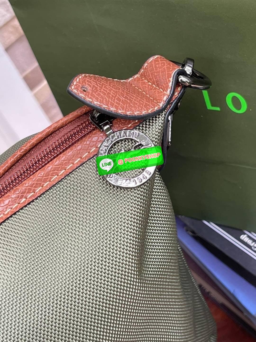 💕 LONGCHAMP BOXFORD TRAVEL BAG L กระเป๋าเดินทางขนาดใหญ่ มาพร้อมสายสะพายที่สามารถถอดได้ ให้คุณเลือกสะพายไหล่หรือถือได้ มีซิปรูดเปิดปิดกระเป๋าที่ให้คุณมั่นใจได้ว่าคุณจัดเก็บไอเท็มของคุณได้อย่างมิดชิด บ็อคฟอร์ด (BOXFORD) สะท้อนความเป็นเอกลักษณ์ของแบร