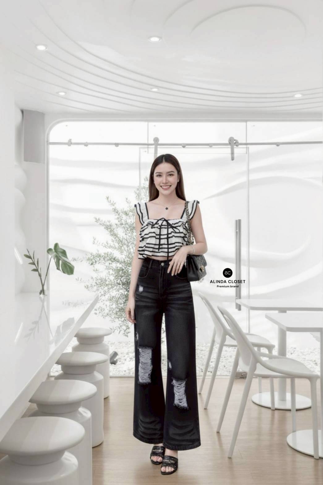 ชุดเซทแฟชั่น ชุดเซ็ทเสื้อสายเดี่ยวทรงครอปสีครีมตัดขอบสีดำ แต่งระบายคู่ที่สายเสื้อ