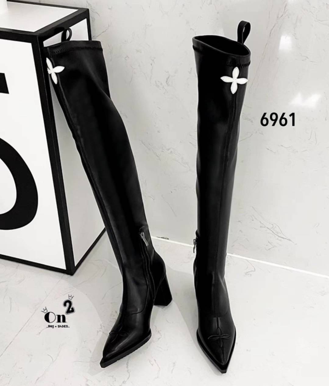 รองเท้าบูทข้อสูง ลุคสนามบิน ซีซั่นนี้คือของที่ต้องมีค่าาหนังนิ่มการตัดเย็บเนียบ ใส่ง่ายการดีไซน์ทรงส้นสูงดูเก๋ งานดีมากกันน้ำ กันฝน ใส่เดินลุยหิมะ ใส่เช็คอินที่เที่ยวสวยๆเริ่ดมาก สาวสายแฟต้องไม่พลาดจ้า