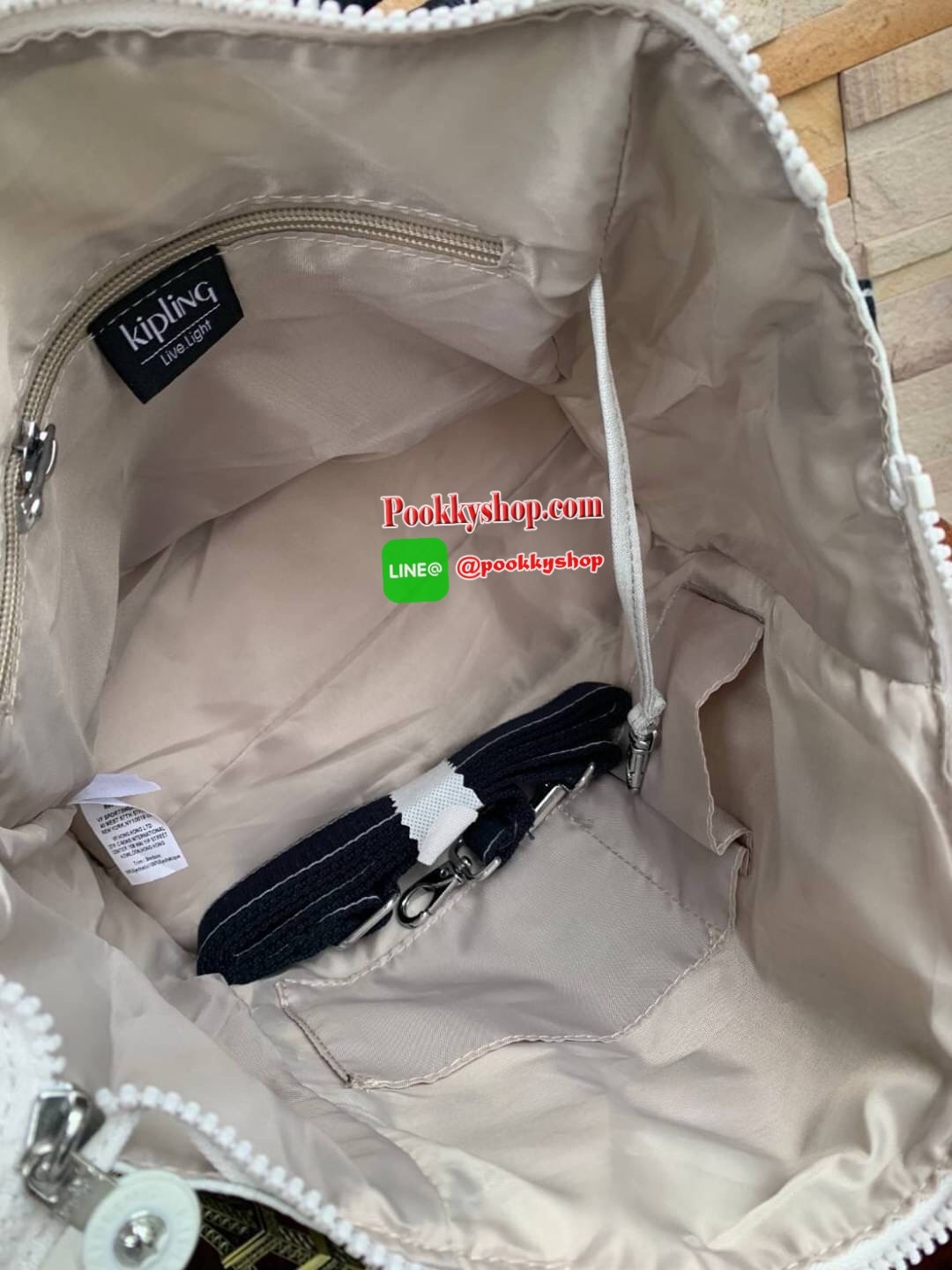 Kipling women’s amiel handbag (k15371) กระเป๋าถือหรือสะพายข้างได้ วัสดุpolyamide100%เปิดปิดกระเป๋าแบบซิปเดียว ภายในมีฐานกว้าง มีช่องซิป ช่องเล็กแยกเป็นสัดส่วนพร้อมสายห้อยกุญแจ ด้านหลังกระเป๋ามีช่องซิปยาวหนึ่งช่องใช้งานได้จริง มาพร้อมสายสะพายถอดออกได้ ปรับ