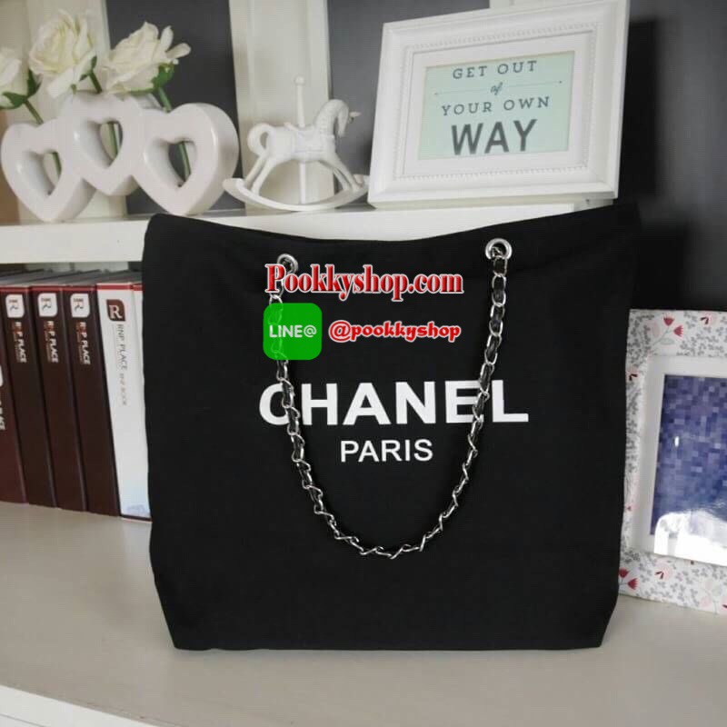 New Arrival!! พร้อมส่งที่ไทย ตามคำเรียกร้อง CHANEL VIP CANVAS TOTE BEAUTY GIFT TOTE CANVAS SILVER HARDWARE CHAIN STRAPS วัสดุทำจาก ผ้าแคนวาสหนา บุด้วยผ้าซับอีกชั้น ด้านหน้ามีโลโก้แบรนด์ ตรงอะไหล่ปั้มแบรนด์ทุกจุด ตัวสายทำจากโซ่ เรียบ หรู ดูดี ใส่ของได้เยอะ