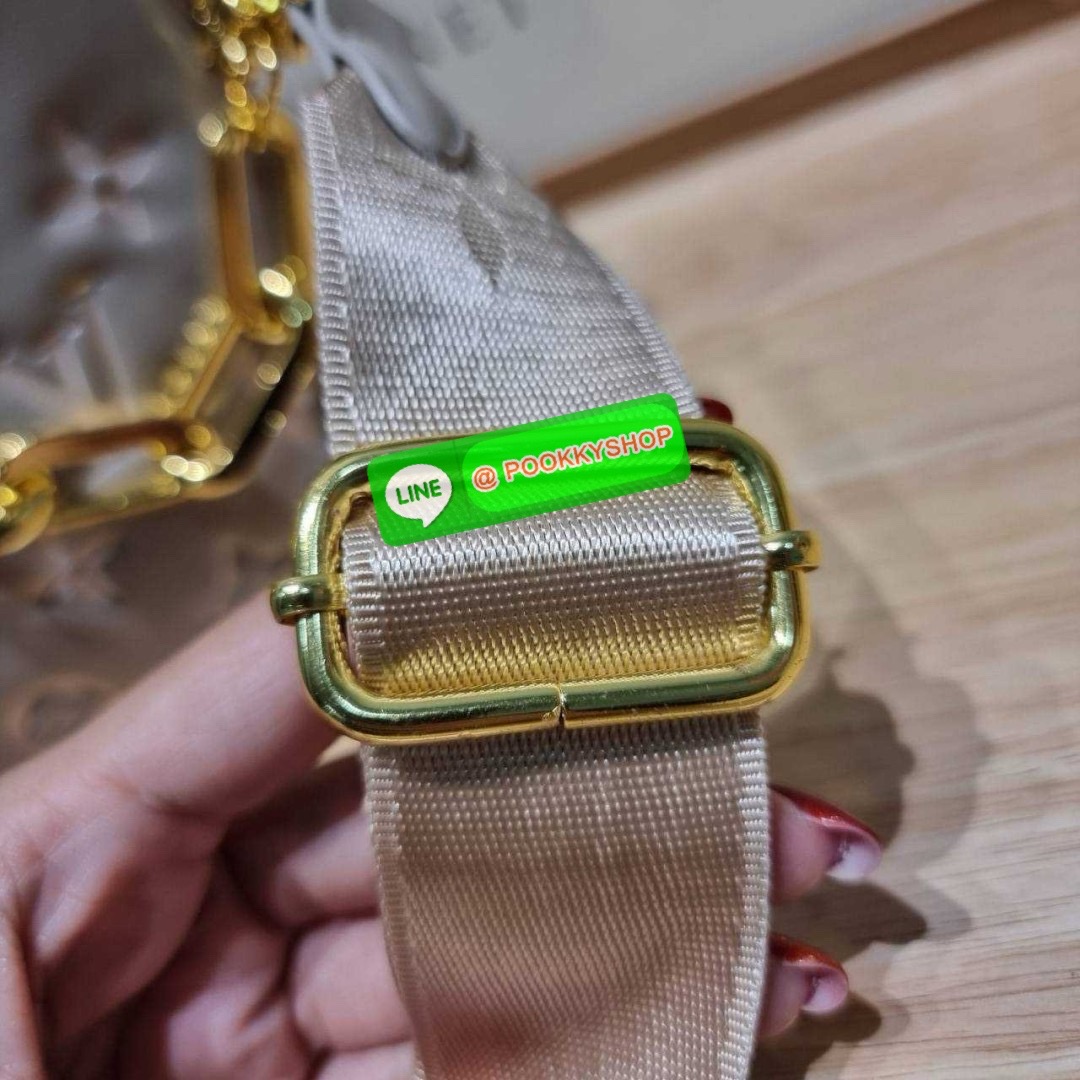 LV coussin pm bag 🔆 Details กระเป๋าสะพายกึ่งคลัชท์ สุดล้ำ ดีไซน์ใหม่ สีลิมิเต็ด ล่าสุดจากเคาน์เตอร์ duty free มาแรงมาก ด้วยความสวยปังตั้งแต่แรกเห็น มาพร้อมสาย 2 เส้น สวยลัคชูแบบสับๆ มีสายโซ่ที่มีดีเทลละเอียดไม่ซ้ำ และสายสปอร์ตครอสบอดี้ ที่จะคล้องไ