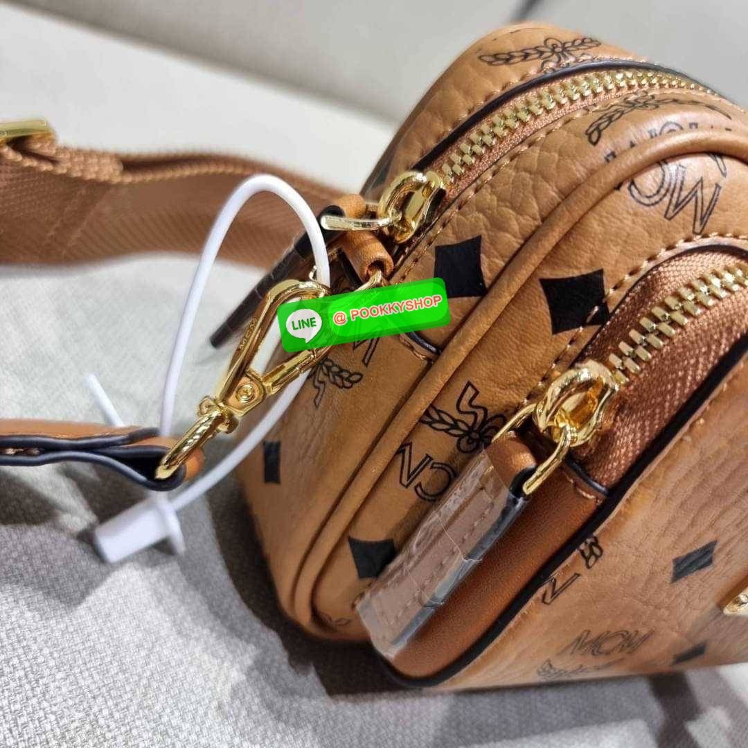 MCM X-MINI KLASSIK CROSSBODY BAG IN VISETOS รุ่นยูนิเซ็กส์มาแล้วจ้า!! ไซส์นี้ใช้ได้ทั้งหนุ่มๆสาวๆไปเลย กระเป๋าสะพายข้างทรงครอสบอดี้ ใบเล็กขนาดกะทัดรัด วัสดุหนังแคนวาสคุณภาพดี มีช่องหลัก 2 ช่อง ภายในมีช่องย่อยให้ 1 ช่อง มาพร้อมสายสะพายสปอร์ตที่ดีไซน์หรูไม่