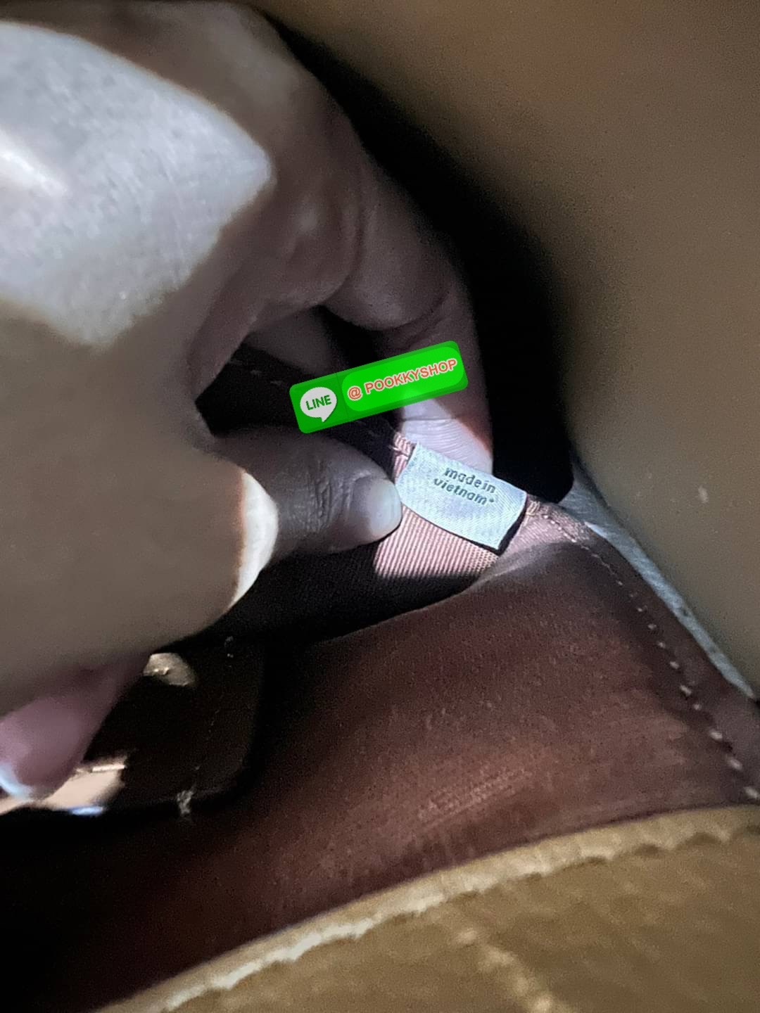 COACH C3598 SMALL TOWN BUCKET WITH SPACED WILDFLOWER PRINT มีความน่ารักละมุนมาก กระเป๋าทรงบัคเก็ต ดีไซน์ดอกไม้คละรอบใบ วัสดุหนังแท้ปากกระเป๋าเปิด-ปิดด้วยกระดุมแม่เหล็ก 2 มีหูจับในตัวและสายสะพายข้าง ภายในโล่งกว้าง มีช่องซิปแยกสัดส่วนตรงกลาง สายสะพายปรับระด