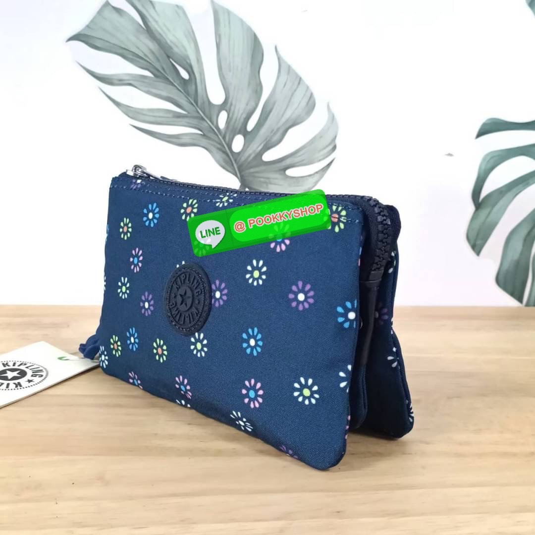 Kipling Creativity Large Pouch วัสดุ Nylon 100% กระเป๋าคล้องมือขนาดพอเหมาะ 7.25 นิ้ว พกพาสะดวก เปิด-ปิดด้วยซิปเดียวใช้งานง่าย ด้านในมีช่องกว้าง 2 ช่องและช่องซิปเล็กตรงกลางอีก 1ช่อง ใช้งานได้สะดวก สามารถใส่มือถือ 7.5 นิ้วได้ กุญแจรถ ธนบัตรได้ ล็อตนี้มาพร้อ