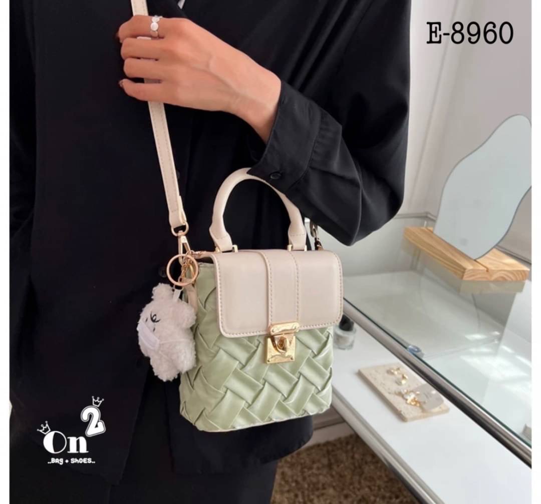 New arrivals กระเป๋าสะพายมาใหม่ ไซส์มินิดูตะมุตะมิน่ารักไปอีกจ้า ใส่โทรศัพท์ ใส่ของจุกจิก มาพร้อมพวงกุญแจ สายสะพายยาวครอสบอดี้