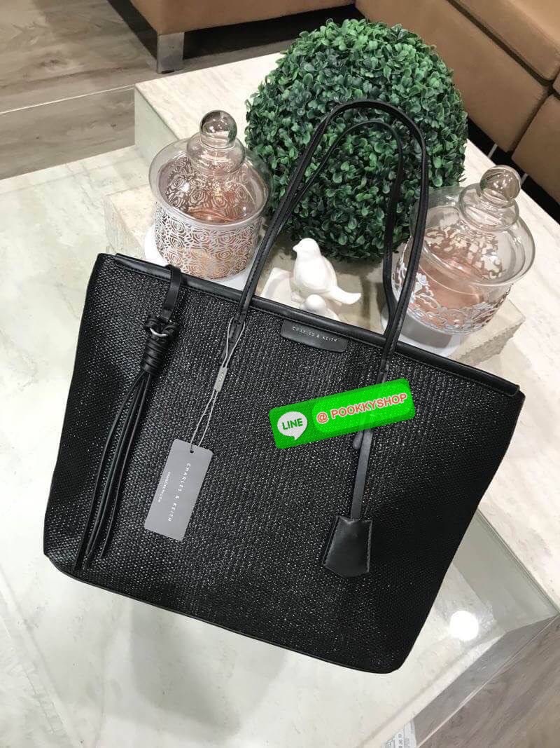 ReStock Best Seller!!! Charles & Keith Black Textured Tote Bag กระเป๋าสะพายทรง Shopping ใบใหญ่จุใจโดดเด่นด้วย Textured สานรอบใบสวยอยู่ทรง น้ำหนักเบา ด้านหน้ามีโลโก้พร้อมTAG พวงกุญแจห้อยที่หูหิ้ว เปิดปิดด้วยซิปพู่หนังสายยาว ภายในกว้างและจุ มีช่องใส่ของและช