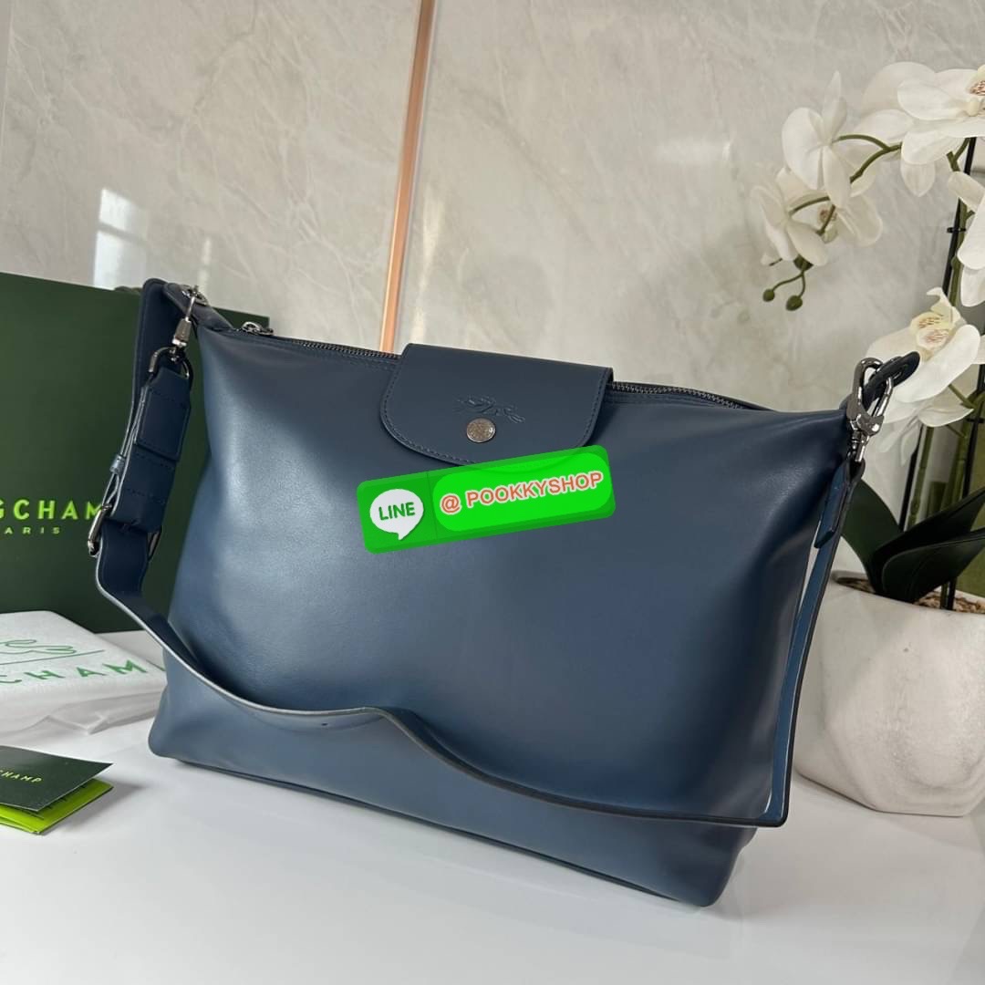 LONGCHAM LE PLIAGE XTRA Hobo bag M กระเป๋าสะพายไหล่ HOBO ออกแบบเพื่อให้ดูเรียบหรูหรา มีความสง่า รูปทรงเก๋ไก๋ วัสดุหนังแกะนิ่มมือ สายสะพายไหล่ปรับระดับได้และถอดออกถือได้ เปิด- ปิด ด้วย ซิป ภายใน ช่องโล่งกว้าง มีช่องซิปแยก ใบใหญ่สามารถใส่ของได้เยอะคะ