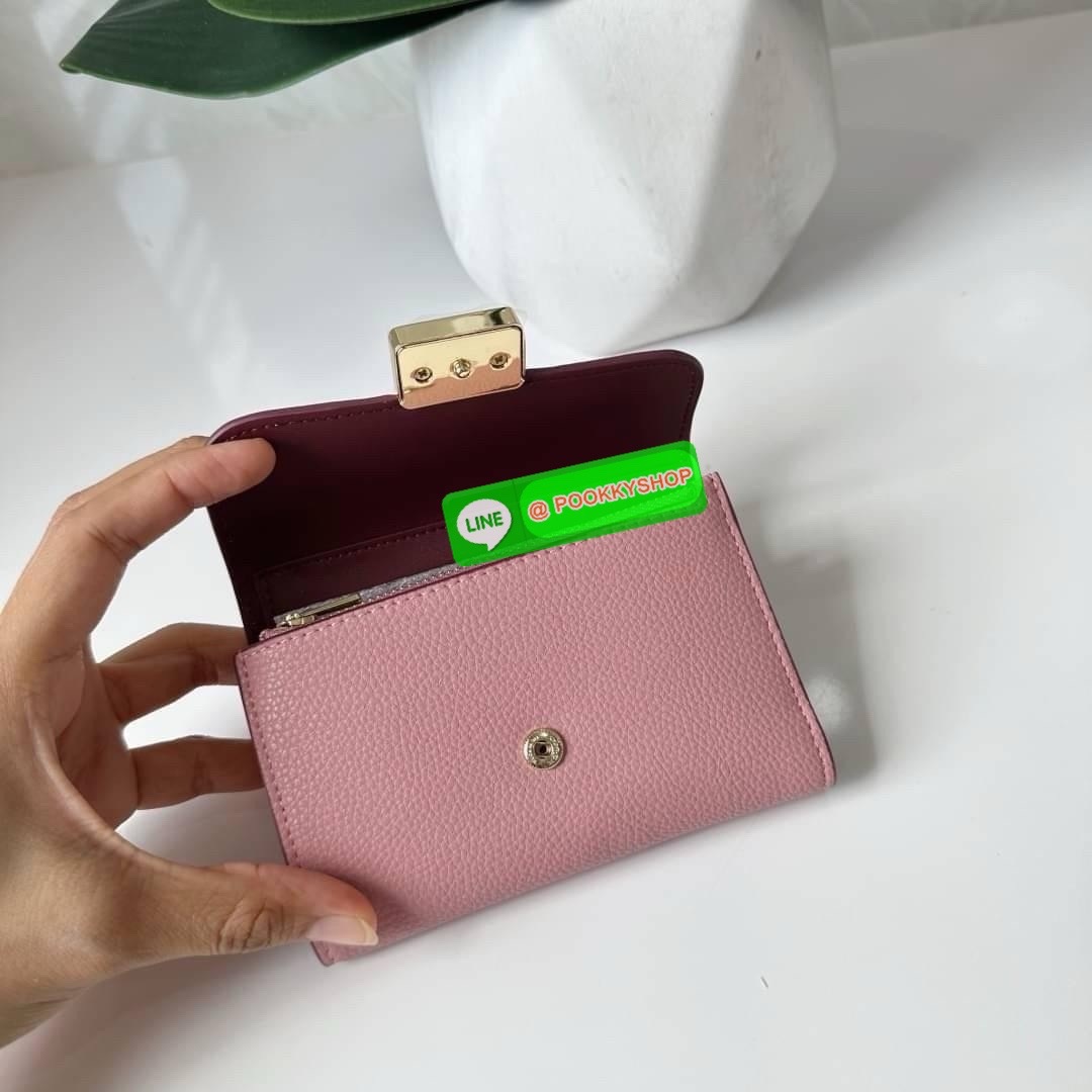 Coach Medium Grace Wallet (Cl421) 🔖กระเป๋าสุดหรูใบกลาง ขนาดกำลังดีกระทัดรัด 🔖วัสดุ : pebble leather 🔖ภายในมีช่องใบบัตรเครดิต 6 ช่อง มีช่องใส่เหรียญแยก สามารถใส่ธนบัตรแบงค์พันได้คะ