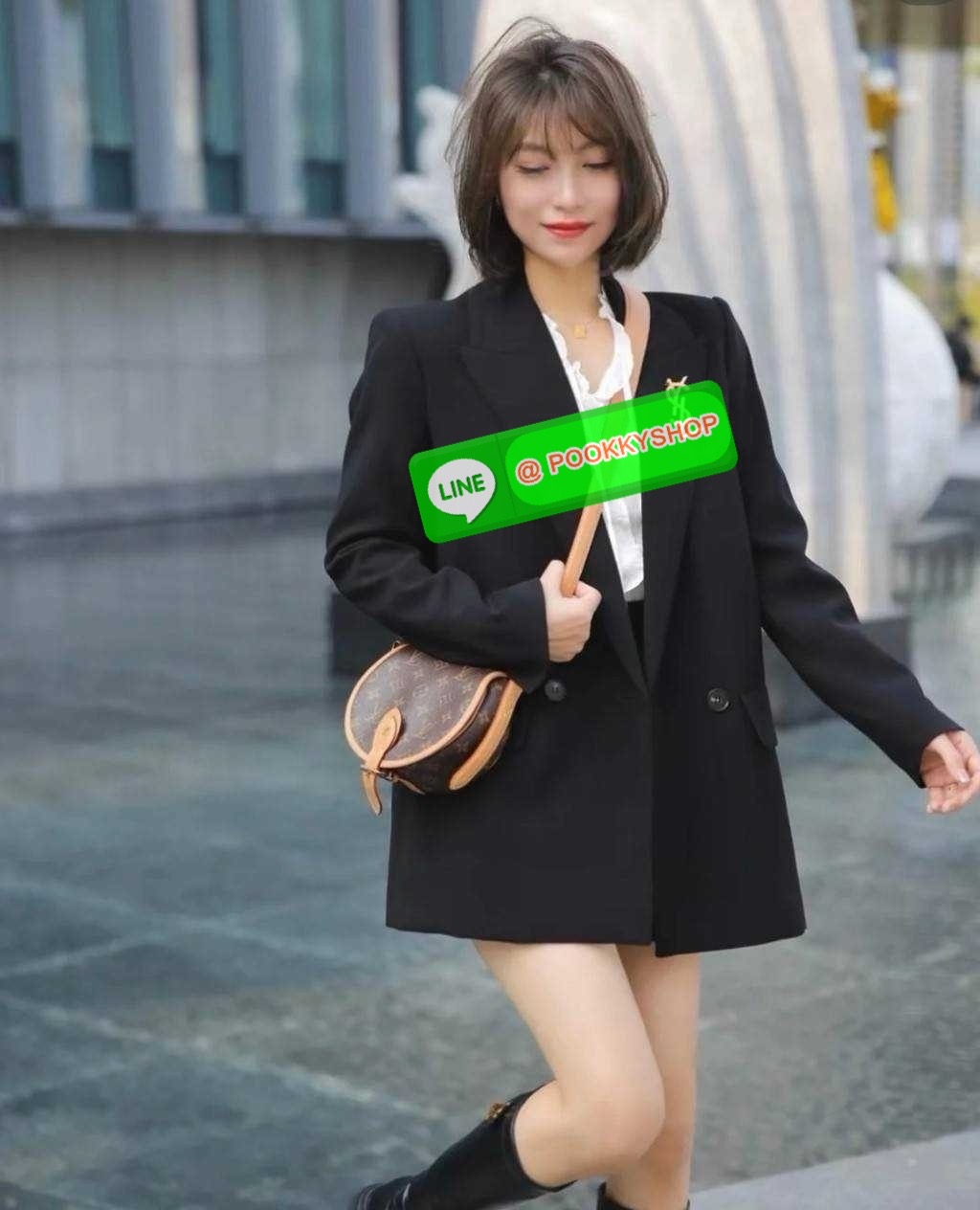 LV TAMBOURIN CROSSBODY BAG 🔆 Details รุ่นลิมิเต็ดหายาก กับกระเป๋าสะพายทรงสวย ดีไซน์คลาสสิค เปิด-ปิดด้วยกนะดุมแม่เหล็ก สายสะพายในตัว ปรับได้ หรือซ่อนสายและถือเป็น clutch ออกงานก็ได้ ดูแพงมากๆ ภายในเป็นช่องโล่ง ใส่ของจุกจิกได้ ของจำเป็นได้ โทรศัพท์ไ