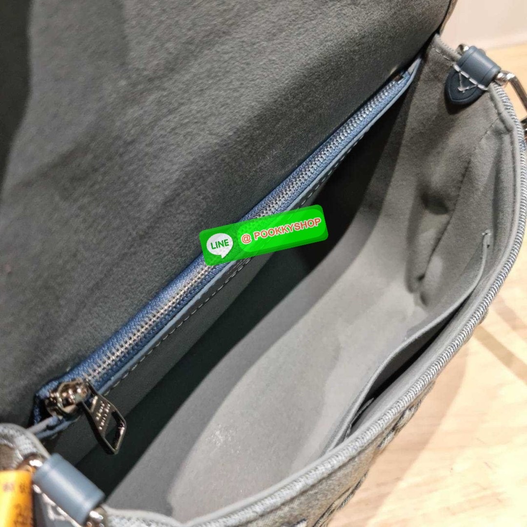 LV diane monogram washed denim bag 🔆 Details ใหม่ล่าสุด กับกระเป๋าทรงสุดฮิต คลาสสิคและเป็นอีกหนึ่ง signature ที่มาในรูปแบบ washed denim สวยดูแพงสุดๆ มาพร้อมสายสะพายถึง 3 แบบ สายคล้องไหล่ สายสะพายข้างแบบหนังและแบบสปอร์ต ทำให้สามารถปรับเปลี่ยนใช้งาน