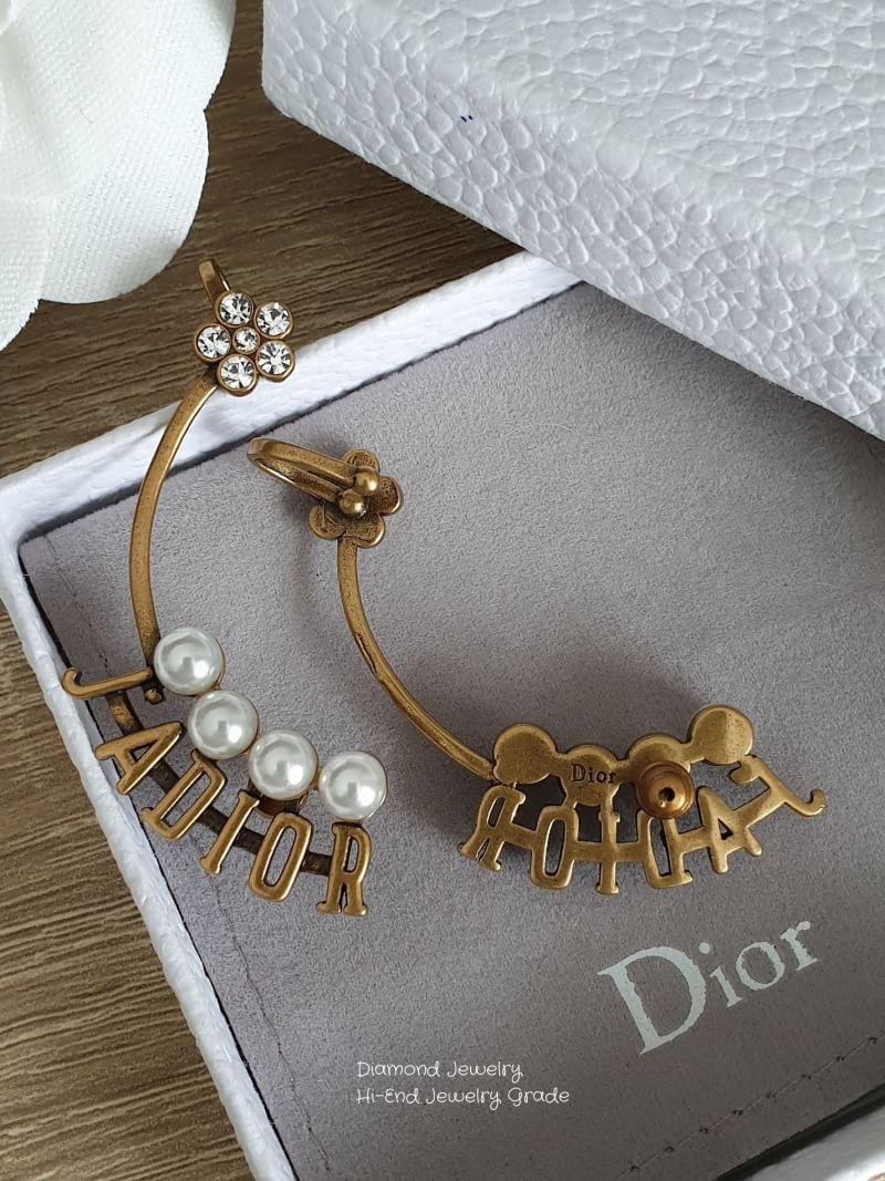 Christian Dior Earring ต่างหูคริสเตียนดิออ งานคล้องหู คอลเลคชั่นใหม่ล่าสุด อะไหล่ทอง รับรองสวยวิ้งมากกกกก งานดี ตัวเรือนเงาวิ้งมากๆคะรับประกันความพอใจเลยค่ะ ตัวเรือนสีทองดูหรูมากๆค่ะ ใส่ออกมาน่าร๊ากกกก จัดเลยคร่าา สาวห้ามพลาดดาราเซเลปใส่กันเยอะมากๆคร่าา