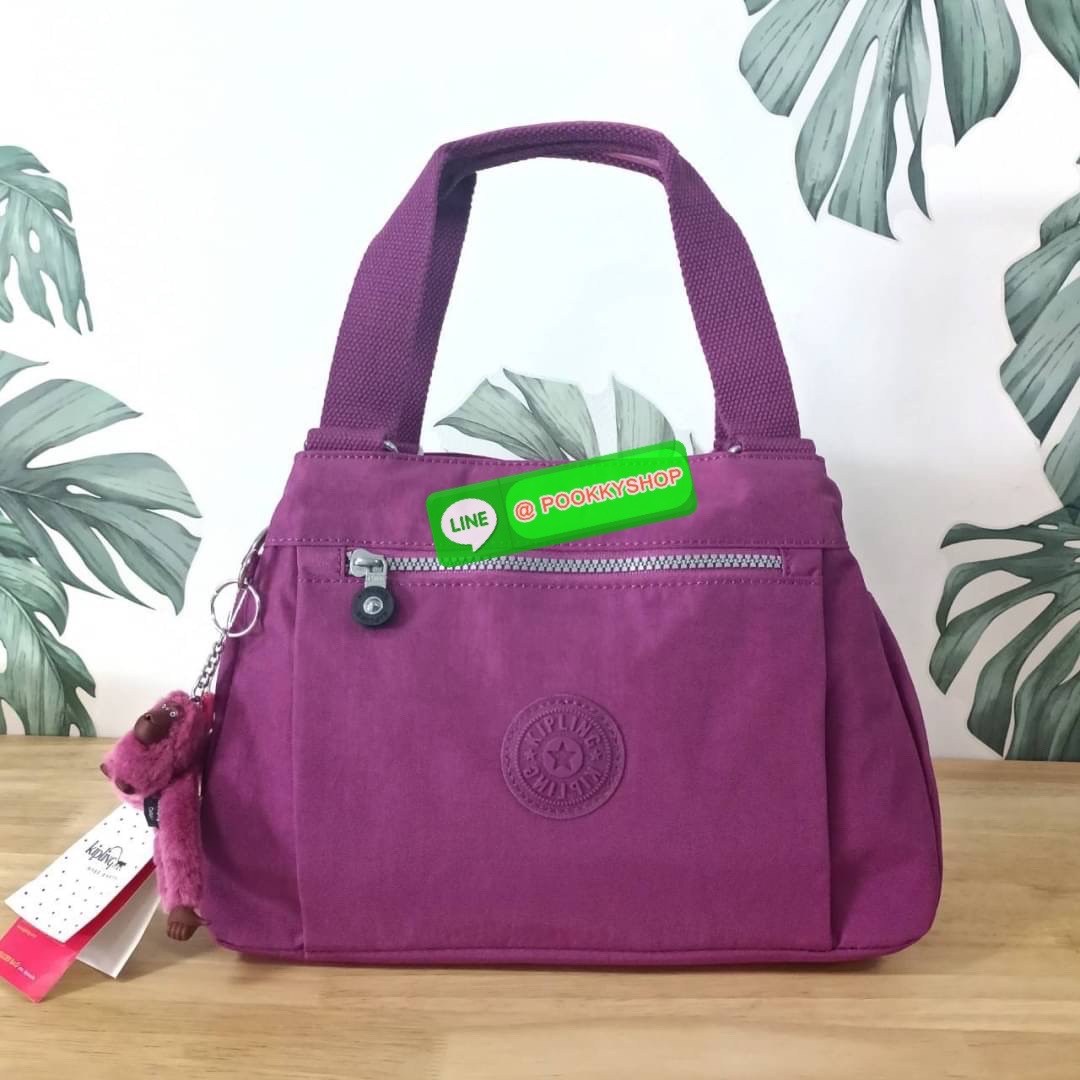 KIPLING ELISE HANDBAG กระเป๋าถือและสะพายไหล่ วัสดุ Nylon +Polyester ขนาดกำลังพอดี จุของได้มาก มีหูจับสองสาย ถือสะดวก น้ำหนักเบา มีช่องซิป ด้านหน้า ช่อง กระเป๋าหลักเปิด-ปิดด้วยซิป มี3 ช่องว่างใส่ของได้จุมากๆ ใส่มือถือได้ กระเป๋าสตางค์ใบยาว และ เครื่องสำอาง