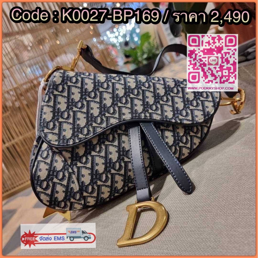 CD SADDLE BAG OBLIQUE JACQUARD กระเป๋าสะพายข้างพรีเมี่ยมกิ๊ฟ ทรงสวยไม่ซ้ำใคร กิมมิคในตัว ดูแพง ไซส์ใหญ่ ดีไซน์ย้อนยุค เป็นเอกลักษณ์สวยทุกแบบ เปิด-ปิดด้วยกระดุมแม่เหล็กซ่อน ใช้งานง่ายมากๆ วัสดุผ้า jacquard ถักทอลายรอบใบ ภายในเป็นช่องโล่ง ใส่ของสำคัญได้เลย