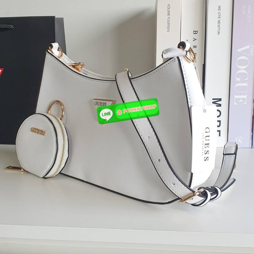 รุ่นใหม่ล่าสุด! GUESS ALEXIE TOP ZIP SHOULDER BAG กระเป๋าทรงยอดฮิต ซื้อ1ได้ถึง2ไอเท็ม วัสดุตัวหนังลาย SAFFIANO สวยหรู เปิดปิดด้วยซิปยาว ด้านในใส่กระเป๋าสตางค์ยาว มือถือได้ทุกรุ่น พร้อมช่องซิปและช่องใส่บัตรแยกให้ เพิ่มความน่ารักด้วย กระเป๋าใส่เหรียญใบเล็กท