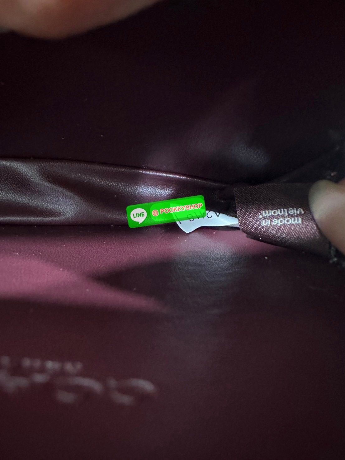 💗Coach C0058 Zip Card Case In Signature Canvas💗 กระเป๋าใบนี้นอกจากช่องใส่บัตรแล้ว ด้านหลังยังมีช่องสำหรับใส่ธนบัตรหรือเหรียญสามารถเปิดปิดได้ด้วยซิป เพิ่มลูกเล่นเป็นสายโซ่คล้องมือ หรือคล้องกับกระเป๋าก็ได้เช่นกัน ขนาดกะทัดรัด พกพาสะดวก การดู