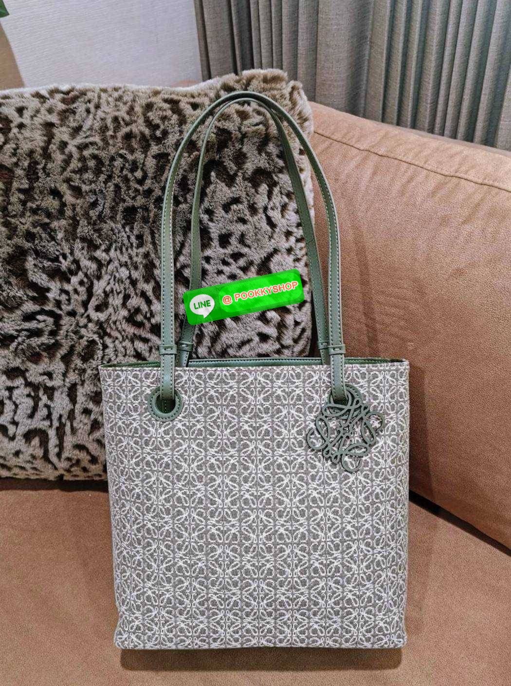 ✴️NEW ARRIVAL!✴️LOEWE ANAGRAM TOTE BAG VIP GIFT WITH PURCHASE GWP พรีเมี่ยมกิ๊ฟ Limited จาก LOEWE PERFUME DUTYFREE ไอเท็มใหม่! ดีไซน์สวยคงเอกลักษณ์ด้วยวัสดุ Anagram Canvas Jacquard Fabric ผสมผสานหนังแท้ Calfskin ลงตัวสุดคลาสสิค ขนาดกำลังดี น