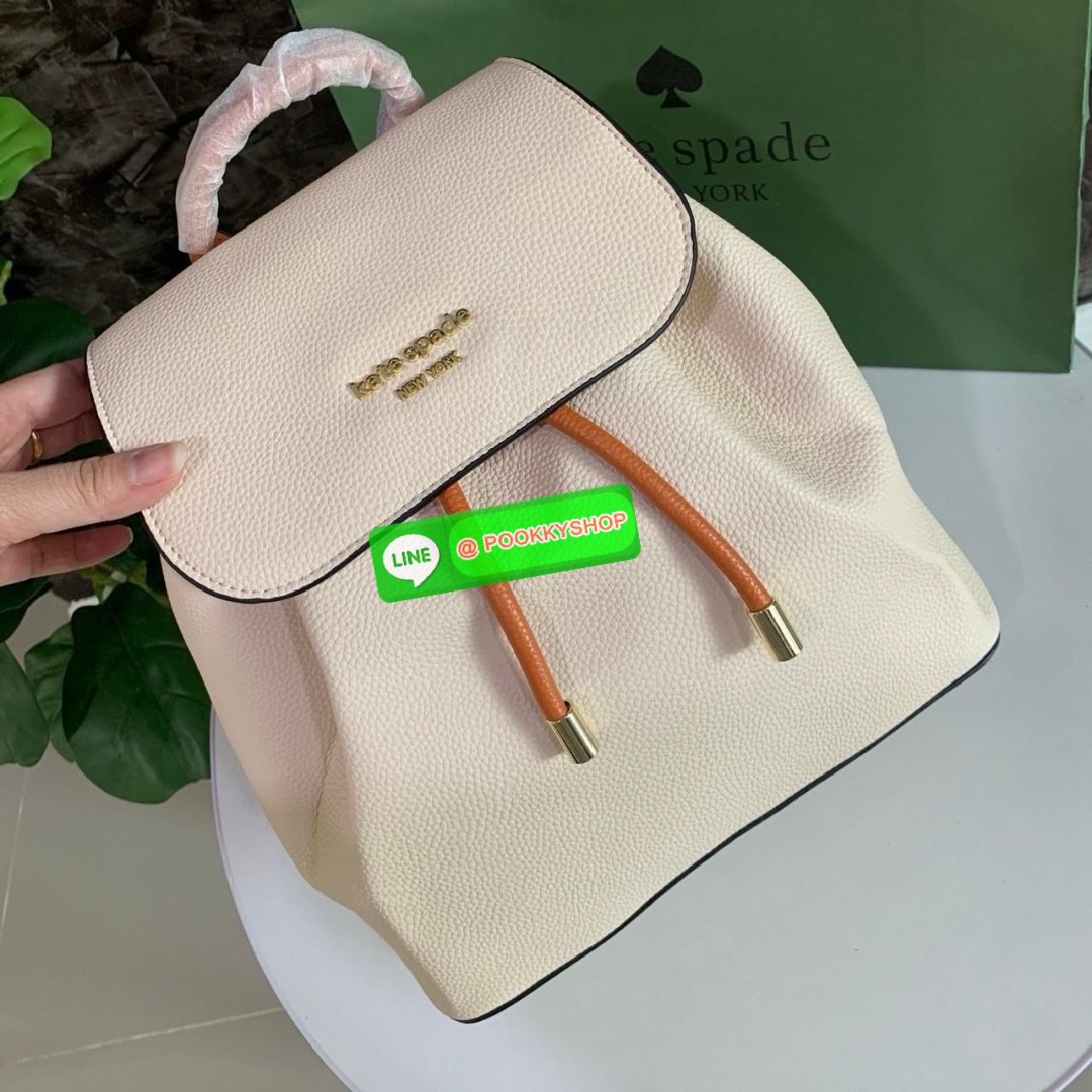 KATE SPADE NEW YORK Sinch Pebbled Leather Medium Flap Backpack กระเป๋าสะพายเป้หนังนิ่มลายหนังสวย ด้านหน้าตกแต่งด้วยชื่อแบรนด์ มีช่องซิปเล็กด้านข้างกระเป๋า 1 ช่อง ช่องใหญ่เปิด-ปิดด้วยตัวรูด ด้านในโล่งกว้างจุของได้เยอะมาก และมีช่องซิปใส่ของจุกจิกค่ะ