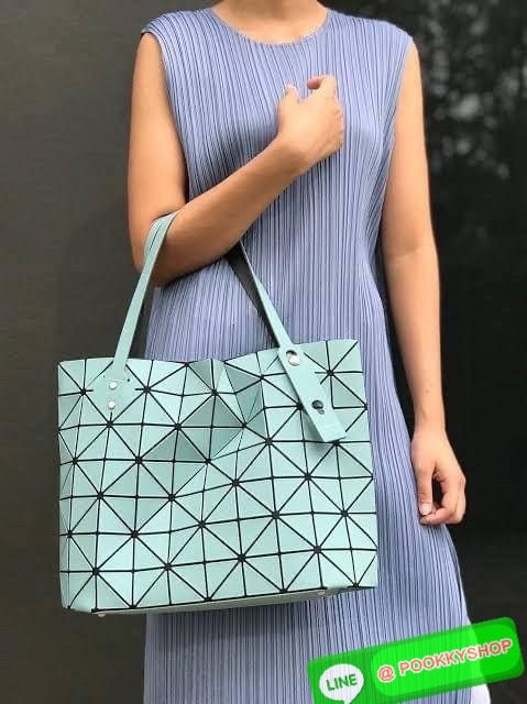 💕 Bao Bao Issey Miyake ROCK MATTE ซีรีส์นี้จะเป็นทรงสี่เหลี่ยมผืนผ้า มีซิปปิดด้านบน ถือเป็นรุ่นที่เหมาะกับการใช้งานในชีวิตประจำวัน สามารถพับมุมและบริเวณด้านล่างของกระเป๋าเพื่อเพิ่มความสะดวกสบายในการใช้งาน ทั้งยังช่วยให้วางกระเป๋าในแนวตั้งได้อีกด้ว