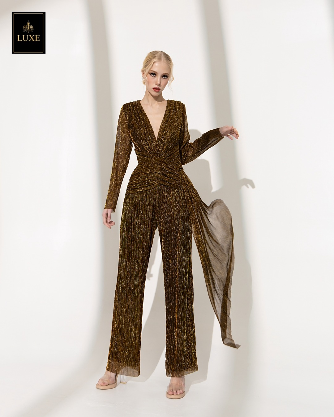 จั๊มสูทแฟชั่น จั๊มพ์สูทเสื้อคอวีป้ายแขนยาว กางเกงขากระบอกตรง