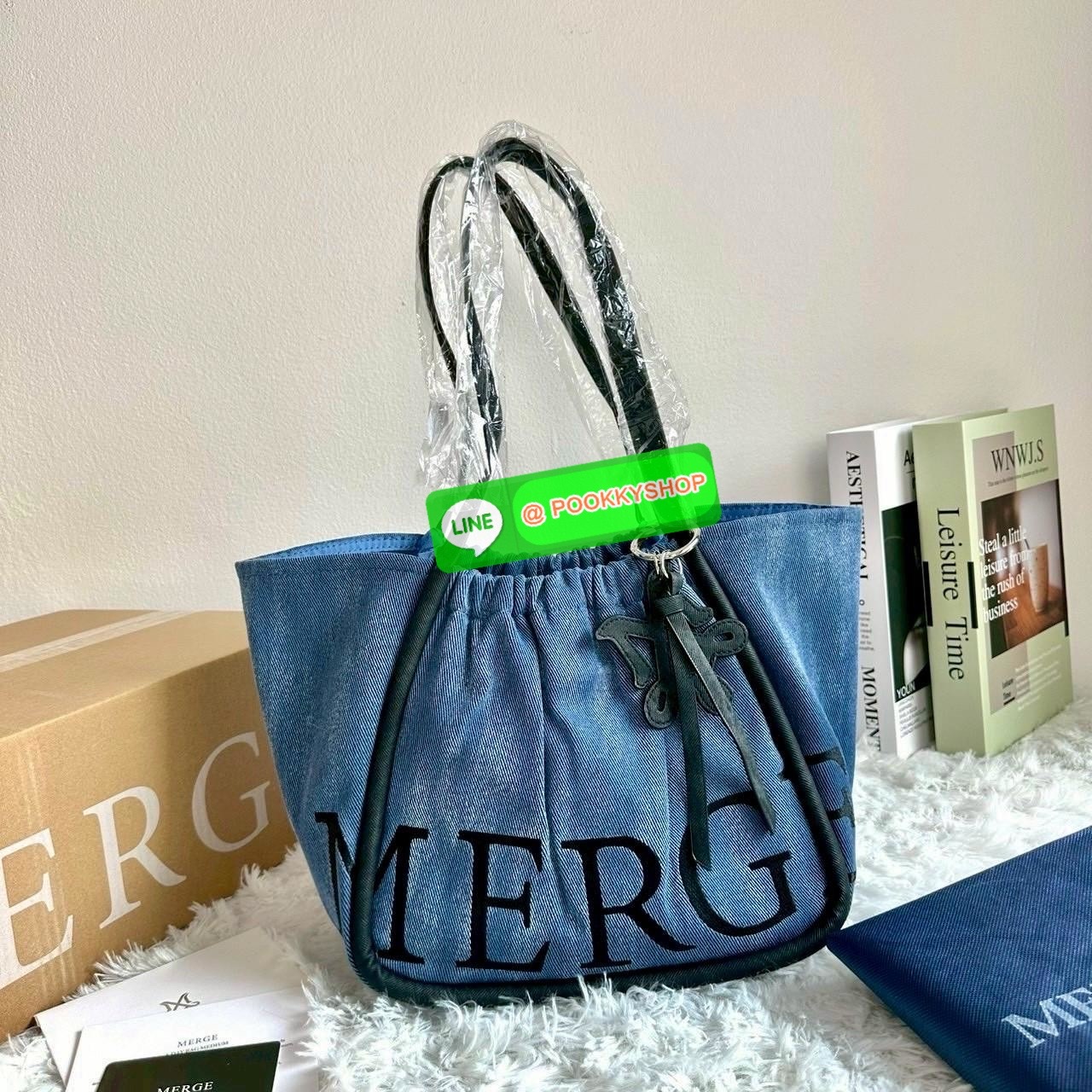 Merg A Day Bag Medium เฉดสีใหม่ 2 สี Smoky Denim กระเป๋ายีนส์ทรงโท้ท ดีไซน์เรียบเท่แต่มีลูกเล่นด้วยเชือกรูด เปิด-ปิดสะดวก ใบใหญ่จุของได้เยอะ มาพร้อมช่องด้านในและตัวล็อกสายคล้องกุญแจเพิ่มความปลอดภัย เหมาะกับสาวสายชิคที่ชอบสไตล์ลำลองแต่ยังดูมีคลาส ขนาดกระเป
