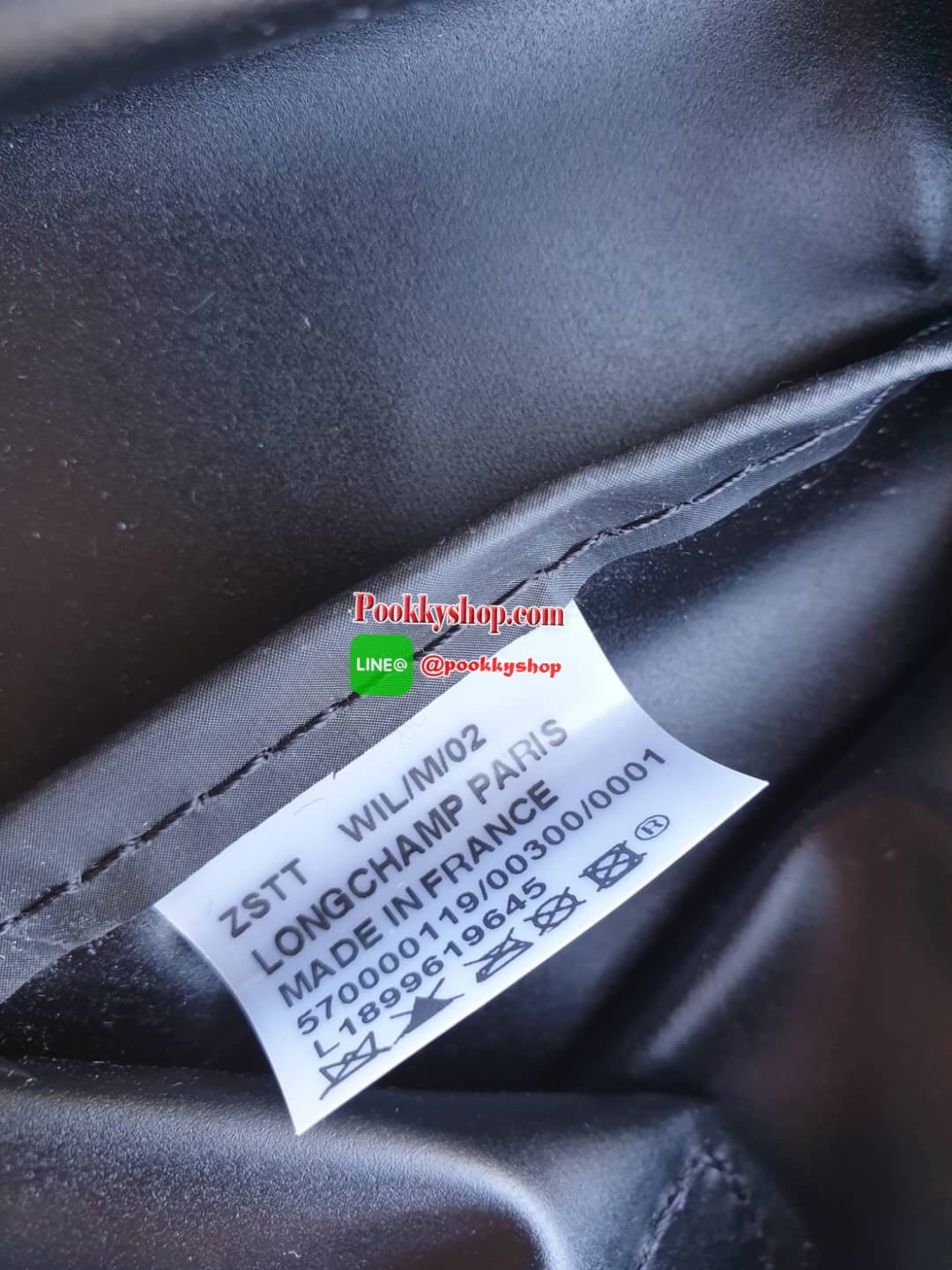 Longchamp Le Pliage Club Tote Bag Size L หูยาว วัสดุเนื้อผ้า Nylon Canvas เคลือบกันนำ้ ตัดด้วยหนังแท้ที่มีน้ำหนักเบา ดีไซน์เรียบง่ายแต่เต็มไปด้วยความคลาสสิก จนเป็นที่ชื่นชอบไปทั่วโลก Longchamp ปรับโฉม LE PLIAGE ด้วยการปักลายรูปม้า-ตราสัญลักษณ์ของแบรนด์บนผ