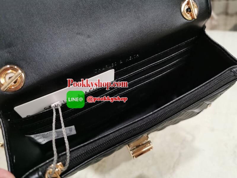 พร้อมส่ง! BEST SELLER! CHARLES & KIETH MINI CLUTCH BAG กระเป๋าสะพายทรงคลัชรุ่นยอดนิยมดีไซน์คลาสสิควัสดุหนังนิ่มลายตารางสวยอยู่ทรงขนาดมินิสไตล์ Chanel เปิดปิดด้วยตัวล๊อคแบบบิดอะไหล่ทอง ด้านหลังประดับโลโก้แบรนด์สวยดูดี มาพร้อมสายสะพายโซ่ร้อยหนัง Crossbody ไ