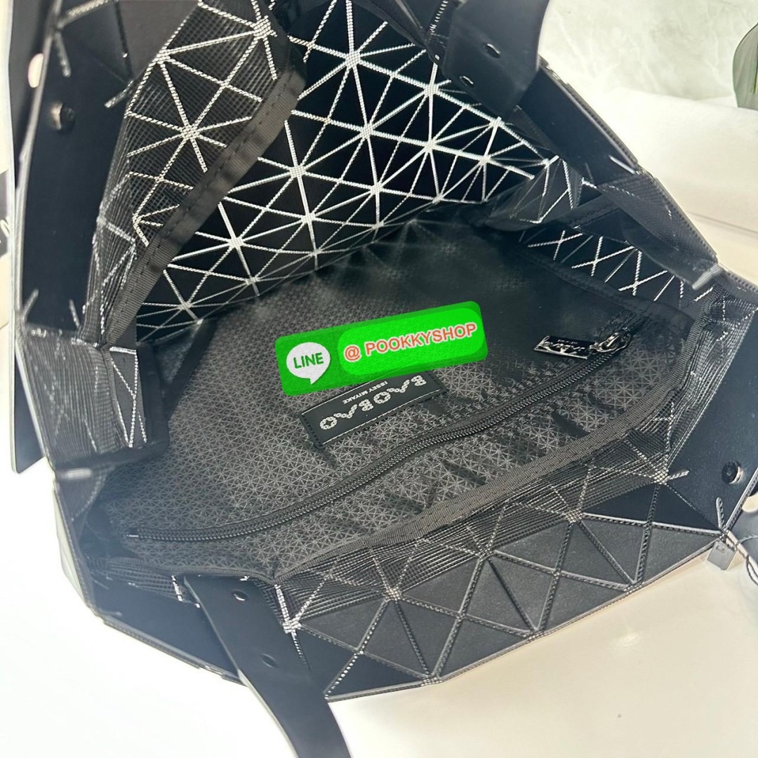 BAO BAO PRISM PLUS Handbag (Large) 🔖กระเป๋าถือจากแบรนด์ BAO BAO ISSEY MIYAKE ดีไซน์คลาสสิกทรงสี่เหลี่ยม มาพร้อมลวดลายสามเหลี่ยมที่มีมิติ 🔖วัสดุ: โพลีเอสเตอร์ ผสมหนัง 🔖 ปากกระเป๋าเปิด ซับในเป็นไนลอน มีช่องกระเป๋าด้านในและหูหิ้วกระเป